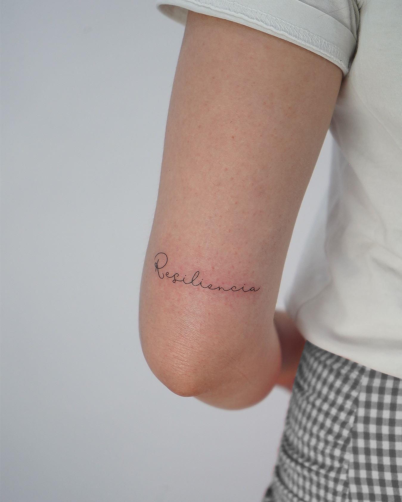 Tatuaje de frase en antebrazo, línea fina Sinkply Madrid