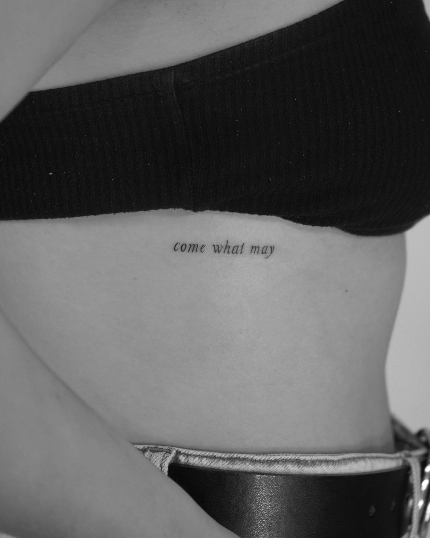 Tatuaje de frase en antebrazo, línea fina Sinkply Madrid