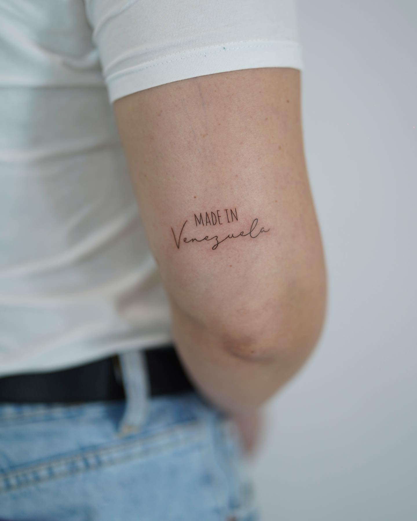 Tatuaje de frase en antebrazo, línea fina Sinkply Madrid