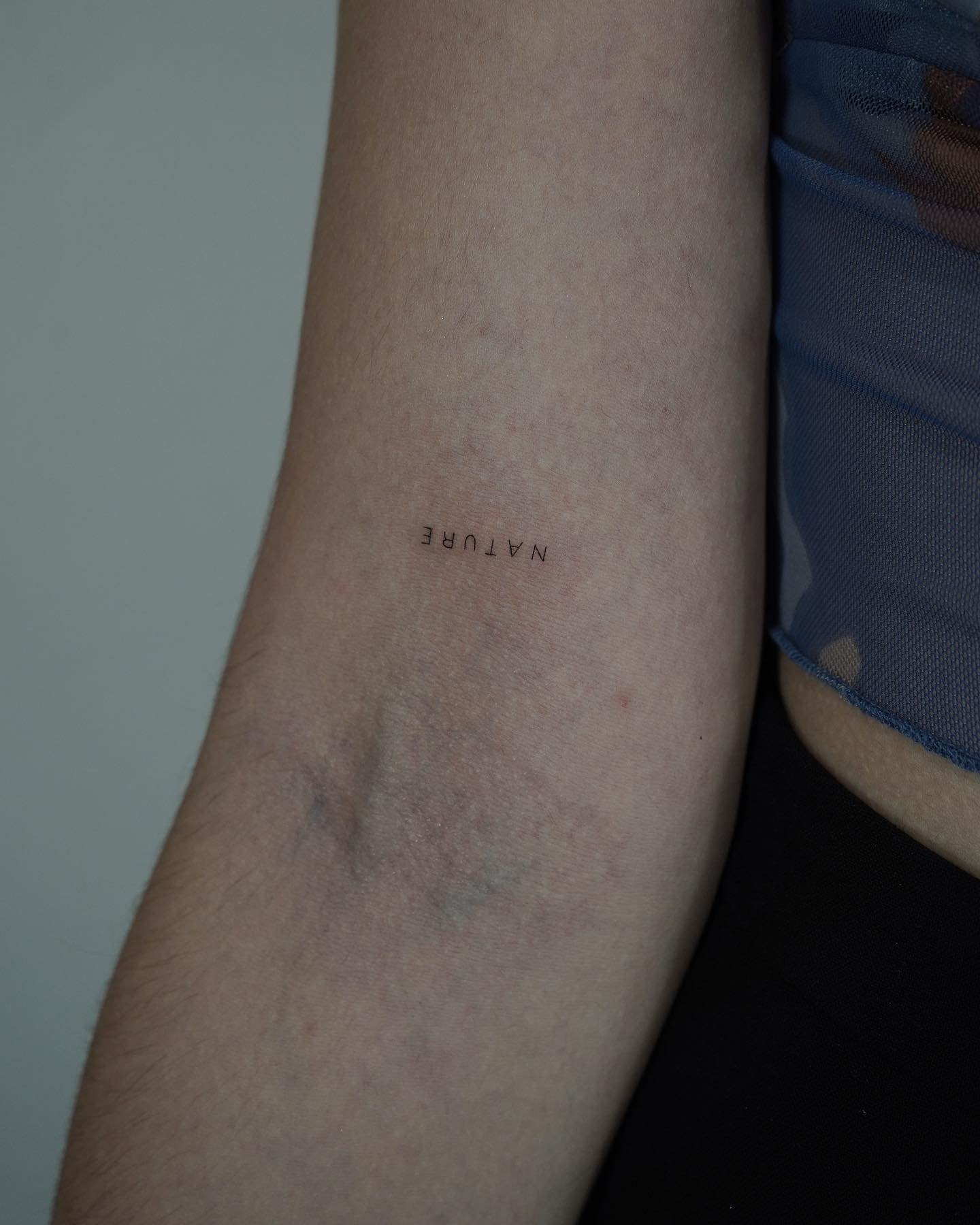Tatuaje de frase en antebrazo, línea fina Sinkply Madrid