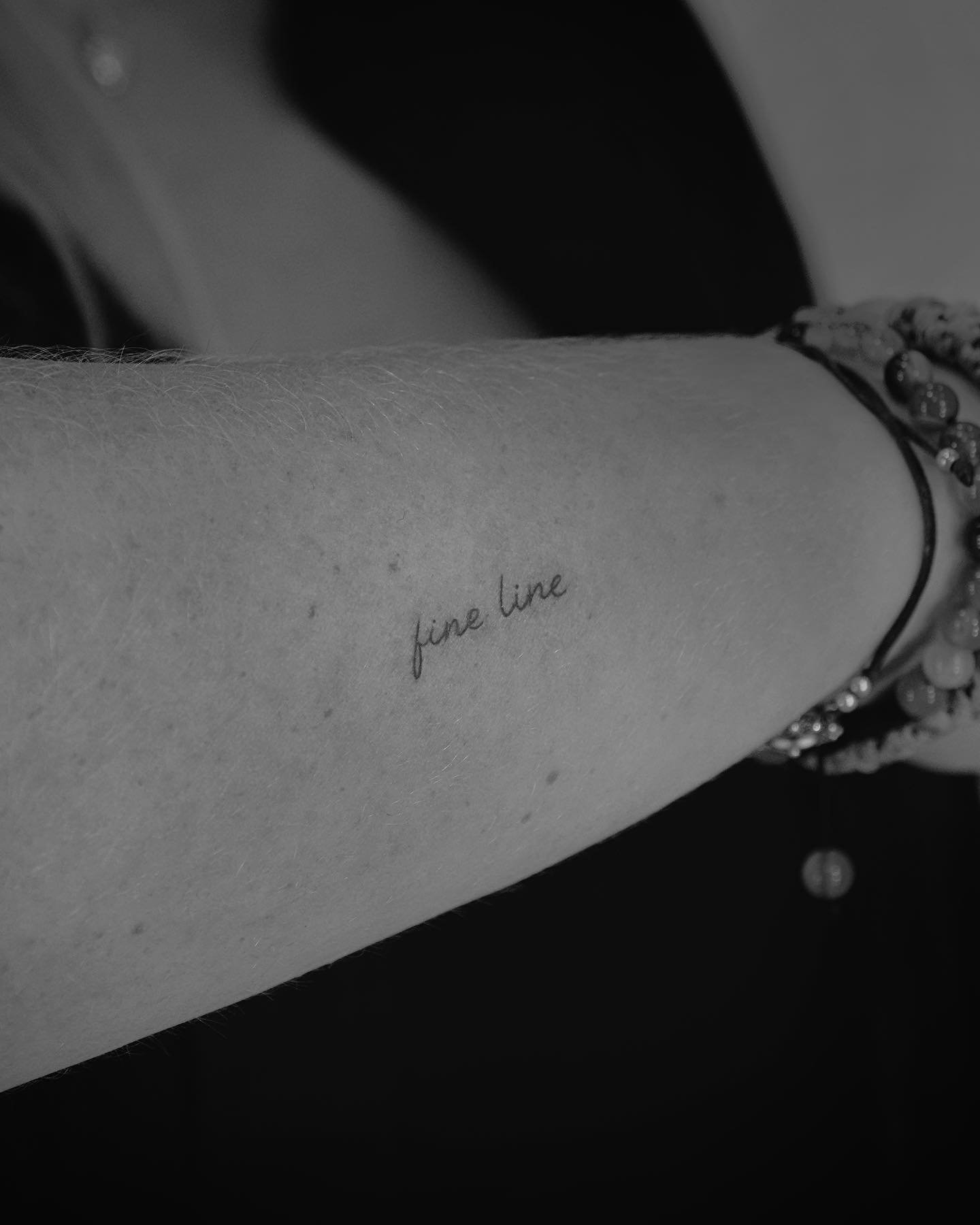 Tatuaje de frase en antebrazo, línea fina Sinkply Madrid