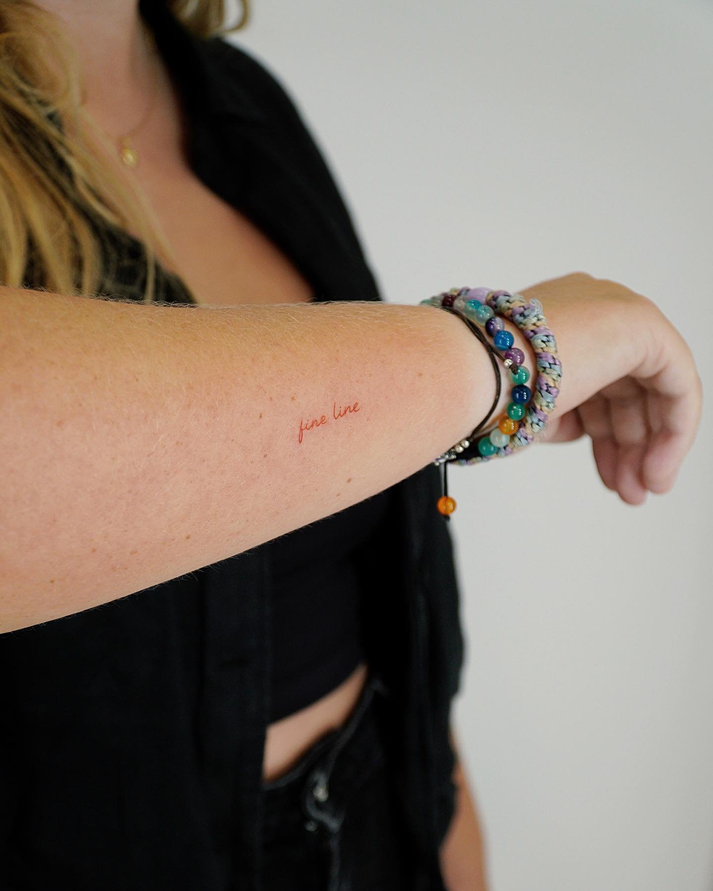Tatuaje de frase en antebrazo, línea fina Sinkply Madrid