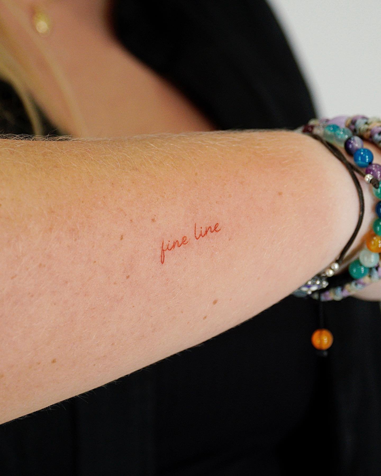Tatuaje de frase en antebrazo, línea fina Sinkply Madrid