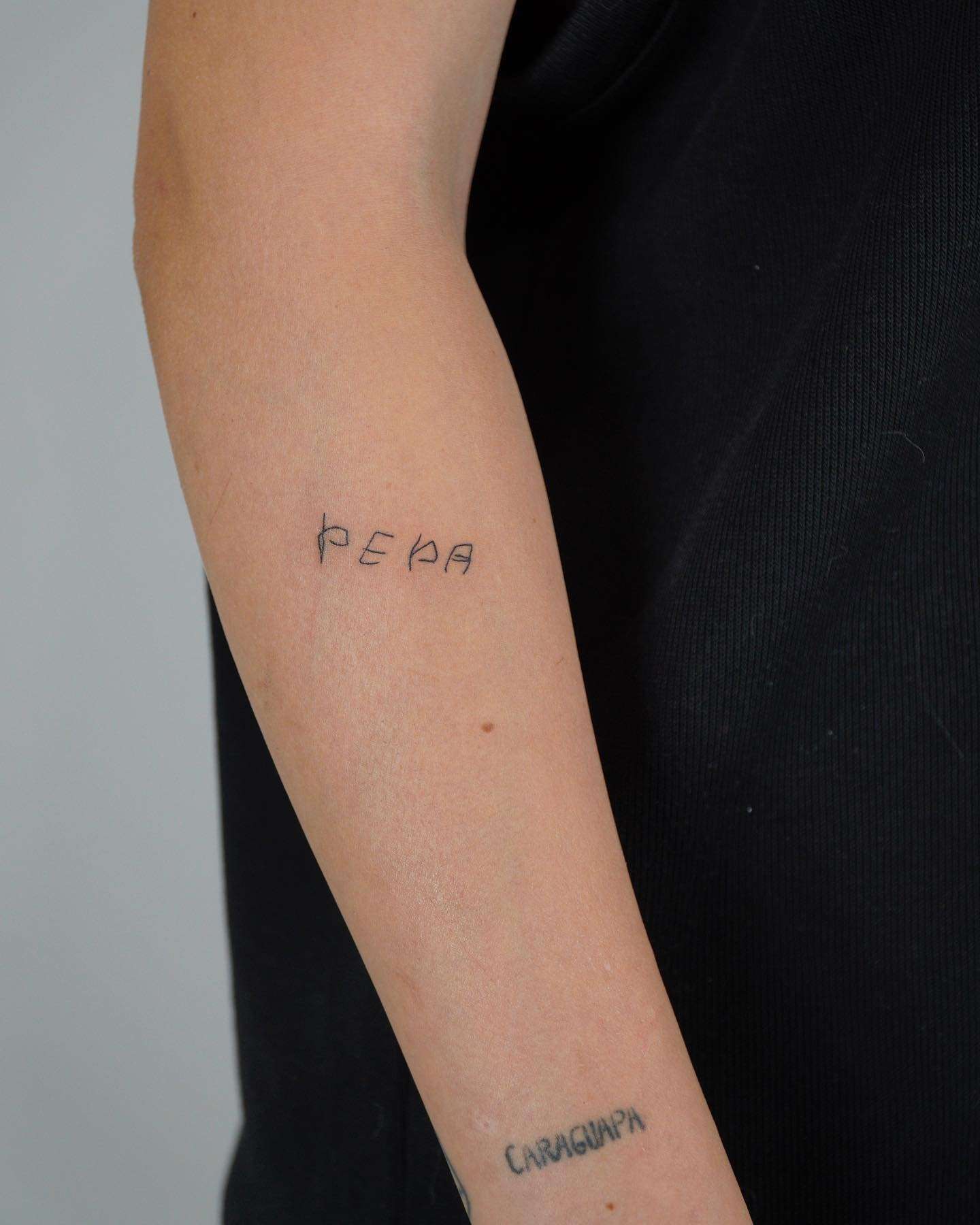 Tatuaje de frase en antebrazo, línea fina Sinkply Madrid