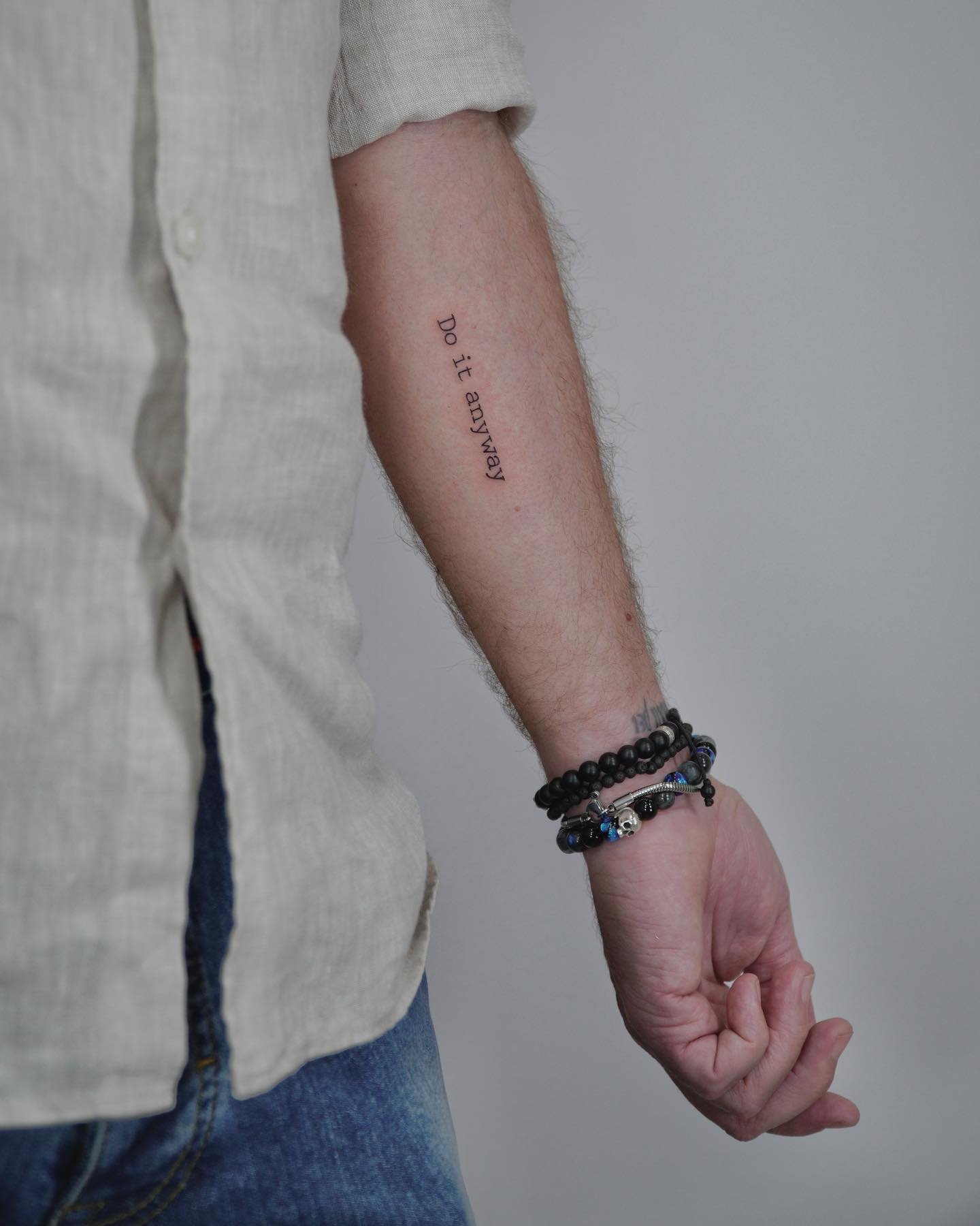 Tatuaje de frase en antebrazo, línea fina Sinkply Madrid