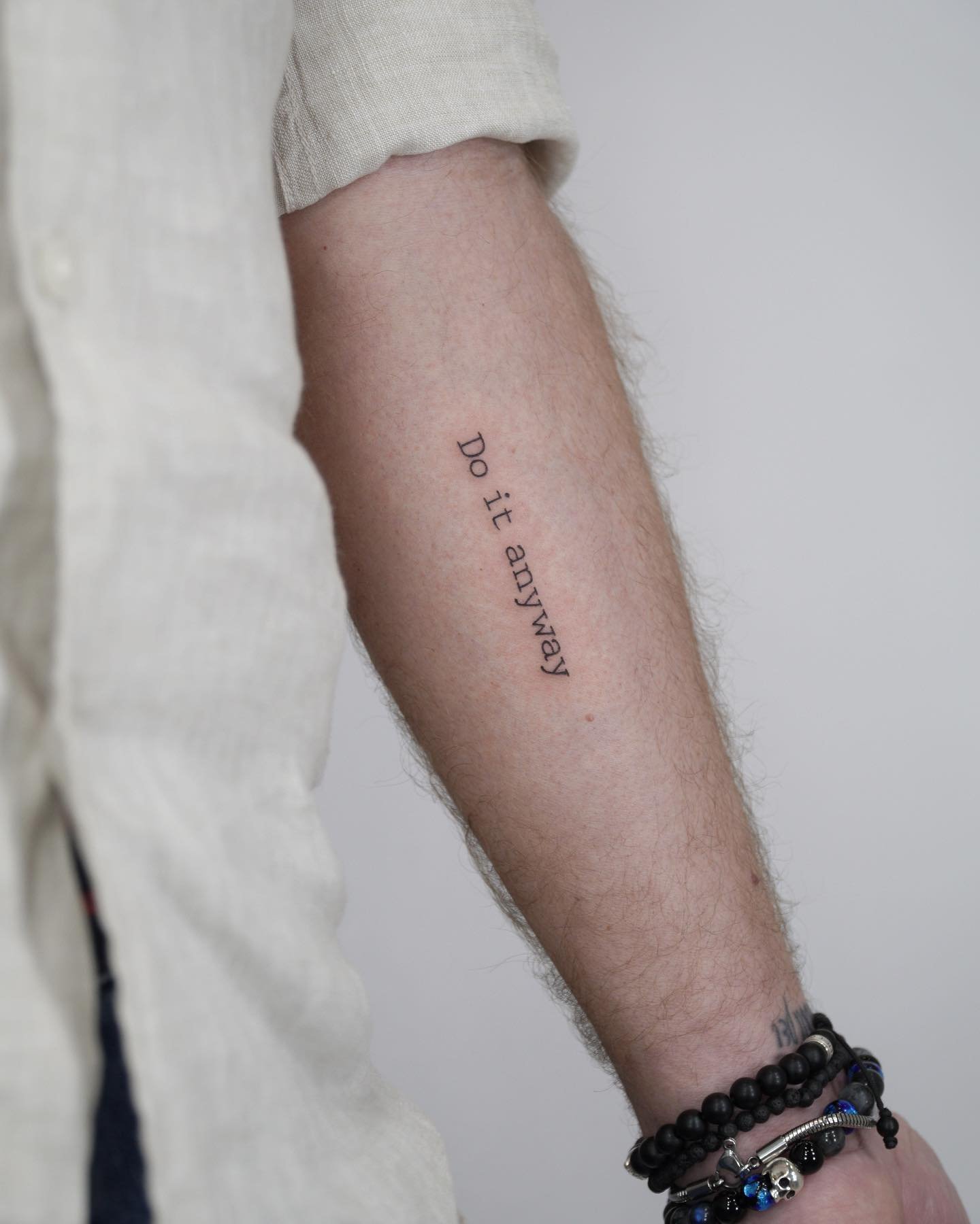 Tatuaje de frase en antebrazo, línea fina Sinkply Madrid