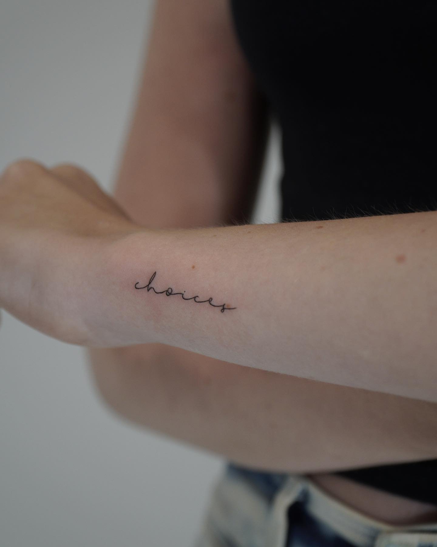 Tatuaje de frase en antebrazo, línea fina Sinkply Madrid