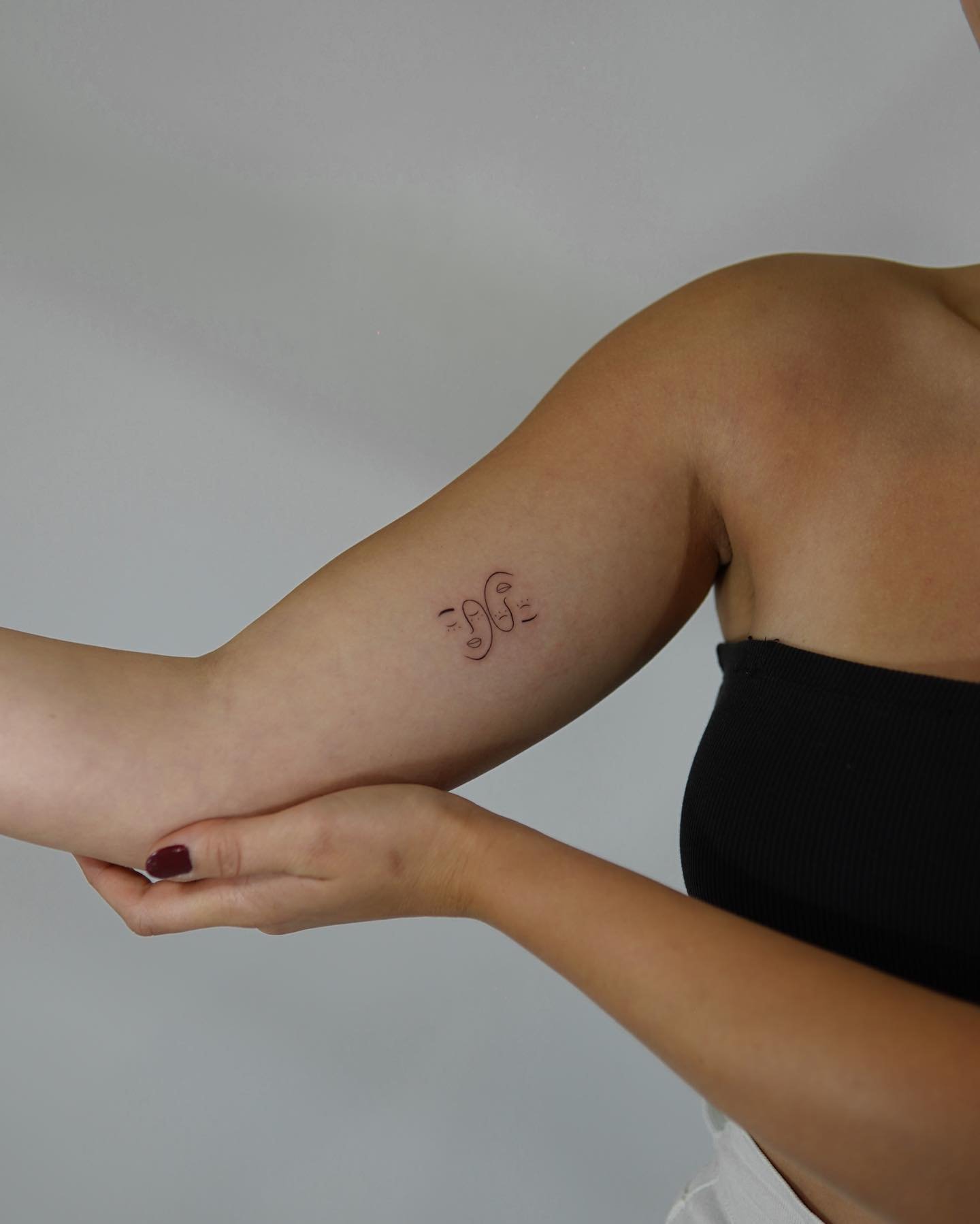 Tatuaje de frase en antebrazo, línea fina Sinkply Madrid