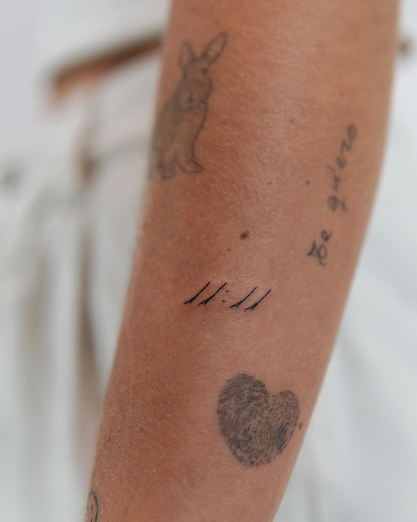 Tatuaje de frase en antebrazo, línea fina Sinkply Madrid