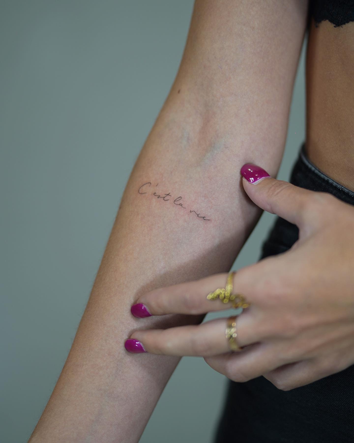 Tatuaje de frase en antebrazo, línea fina Sinkply Madrid