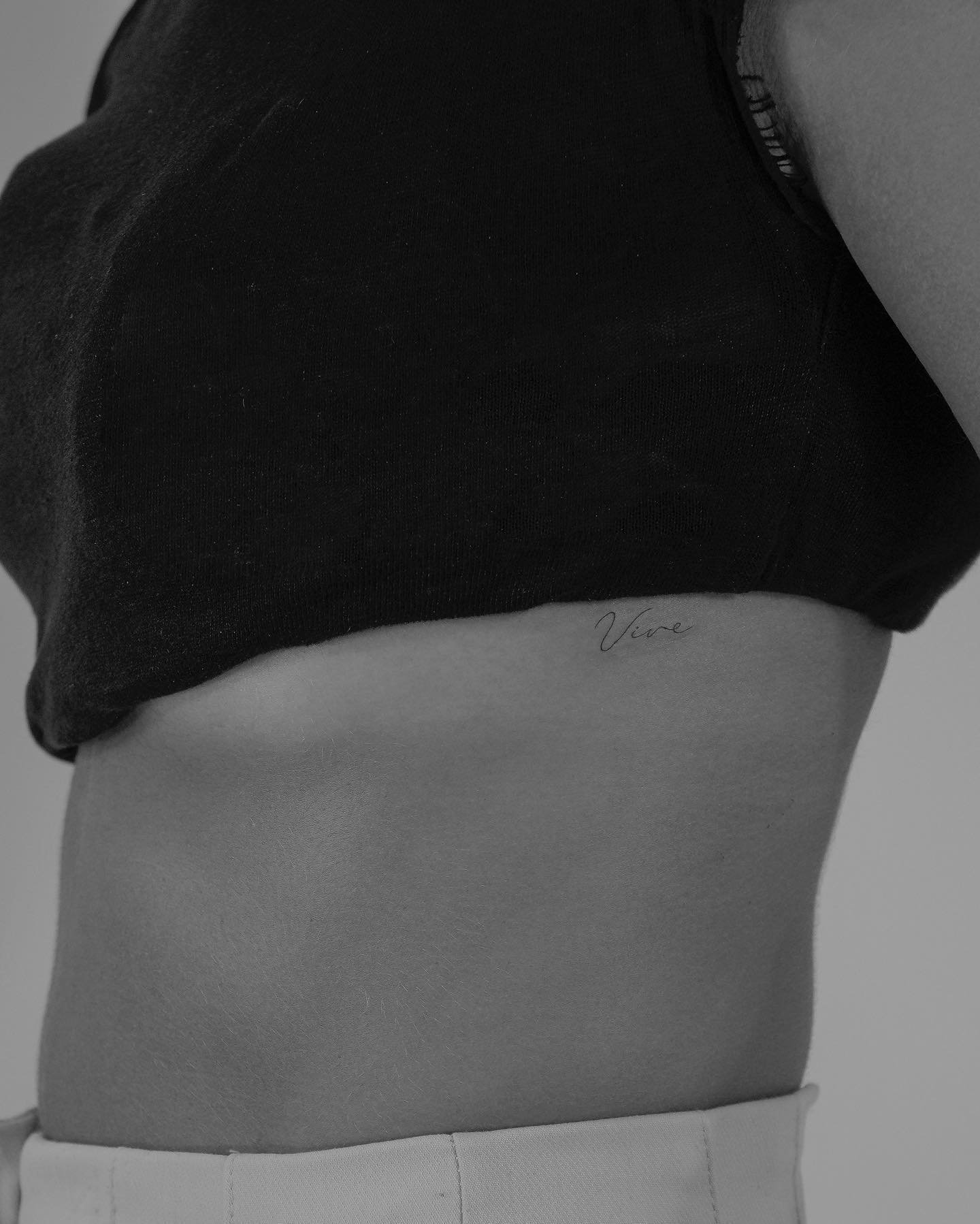Tatuaje de frase en antebrazo, línea fina Sinkply Madrid