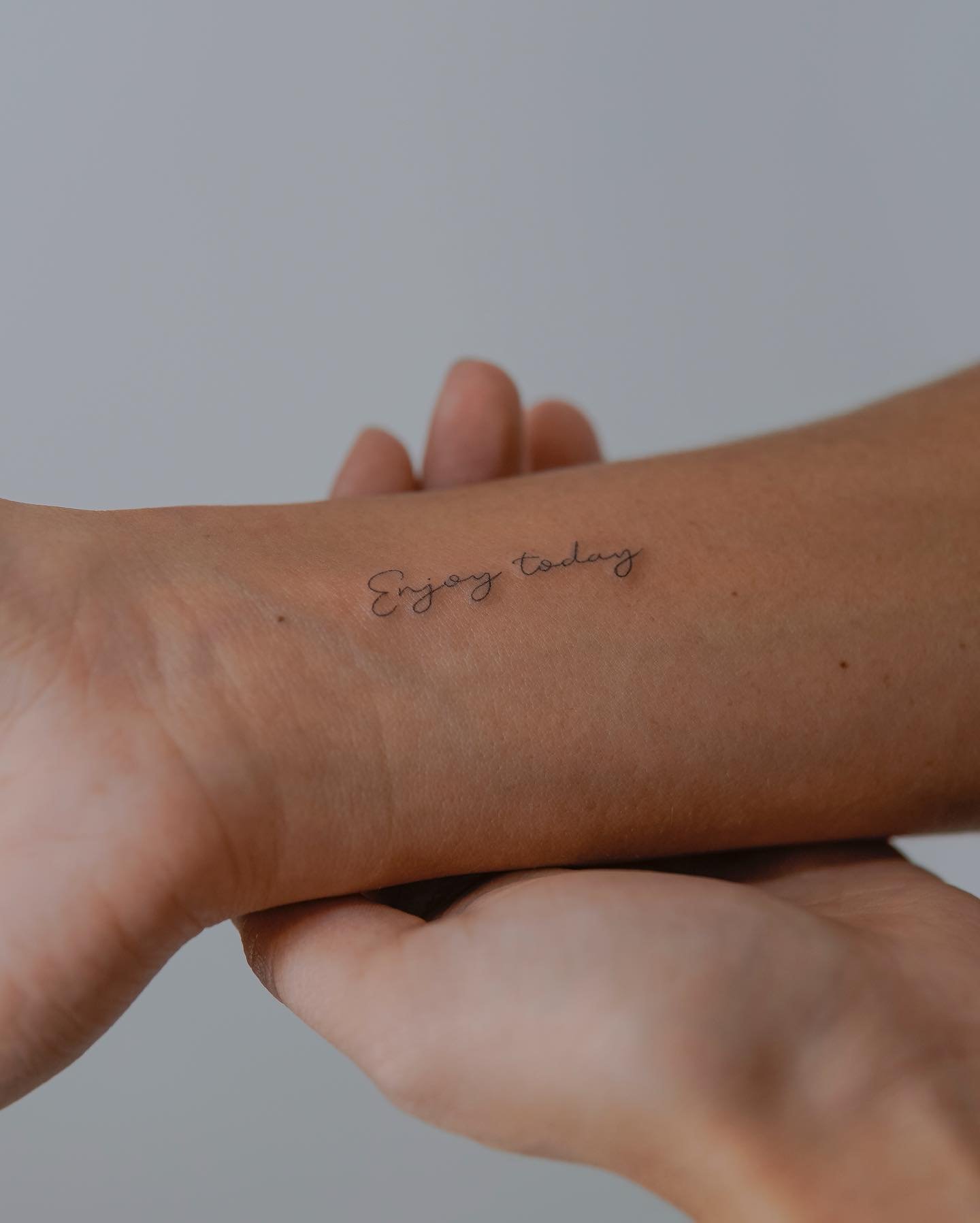 Tatuaje de frase en antebrazo, línea fina Sinkply Madrid