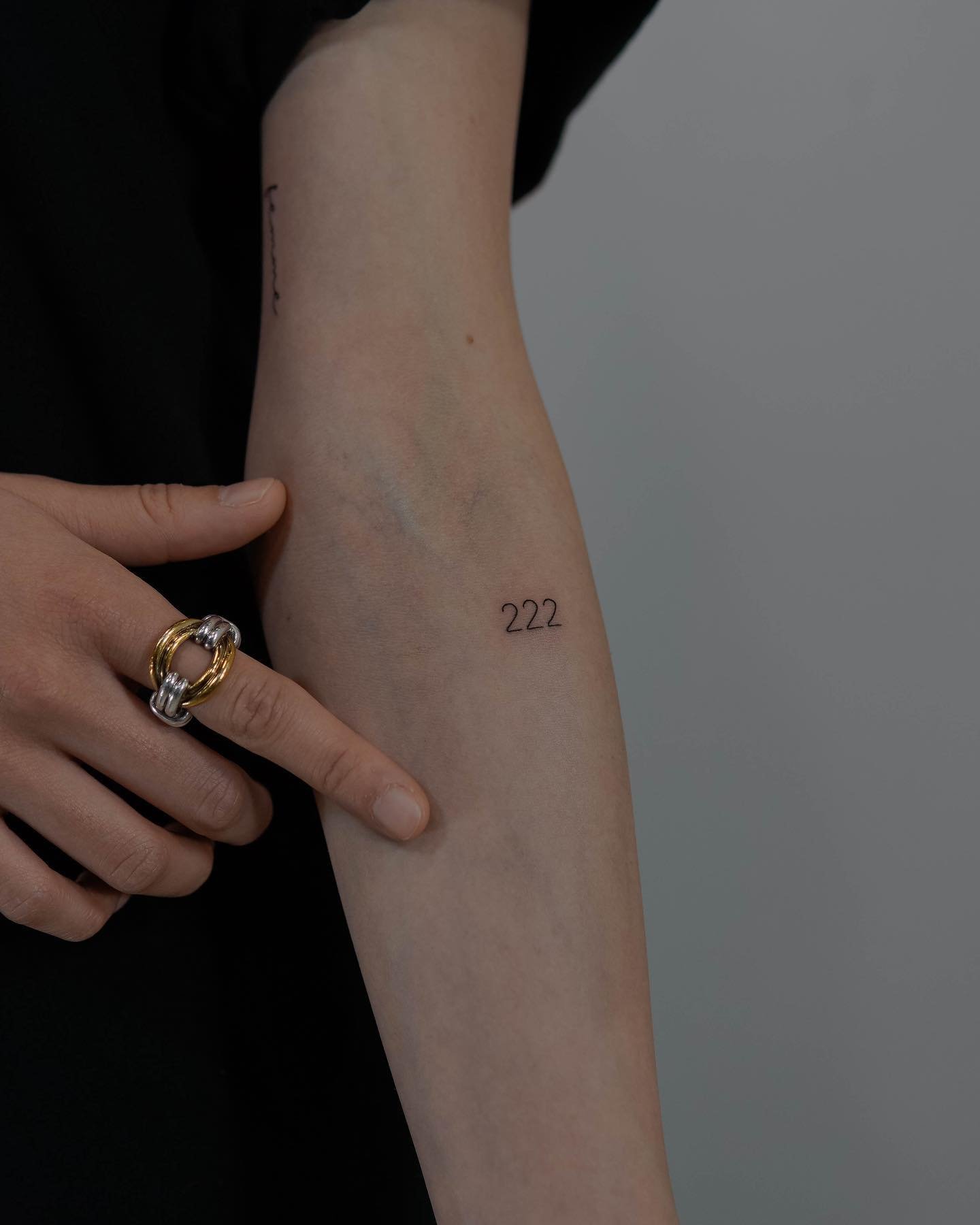 Tatuaje de frase en antebrazo, línea fina Sinkply Madrid