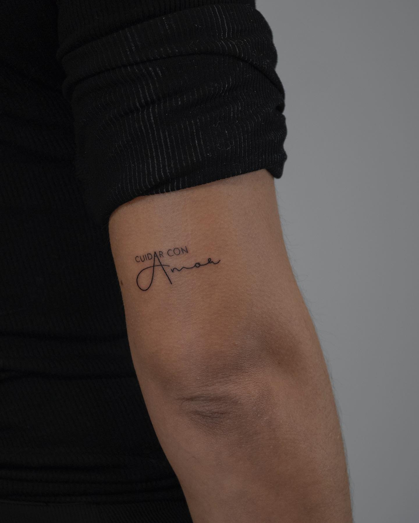 Tatuaje de frase en antebrazo, línea fina Sinkply Madrid