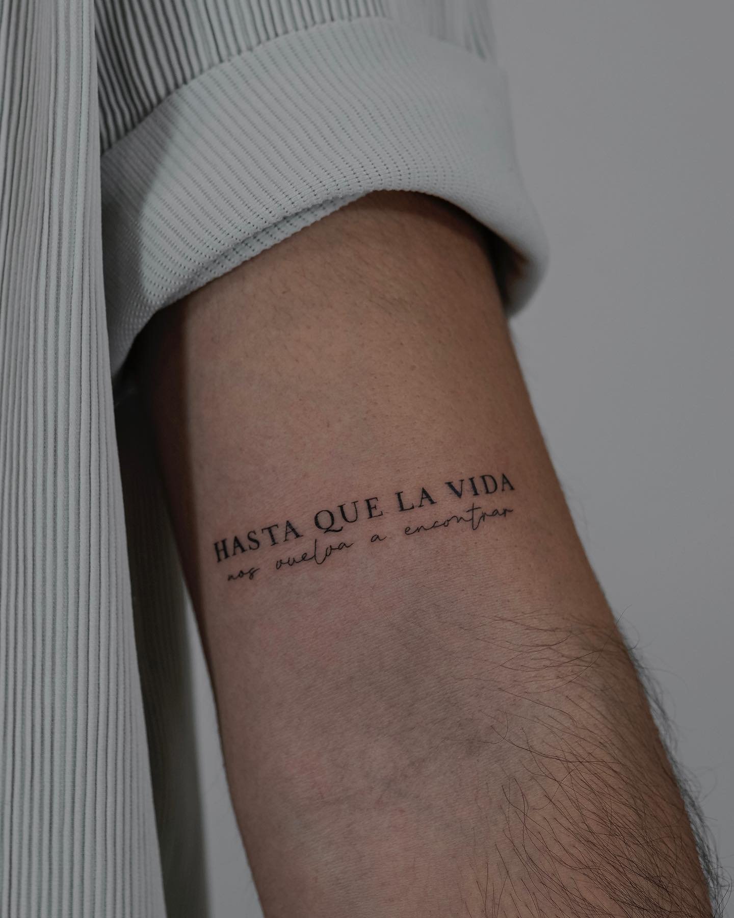 Tatuaje de frase en antebrazo, línea fina Sinkply Madrid