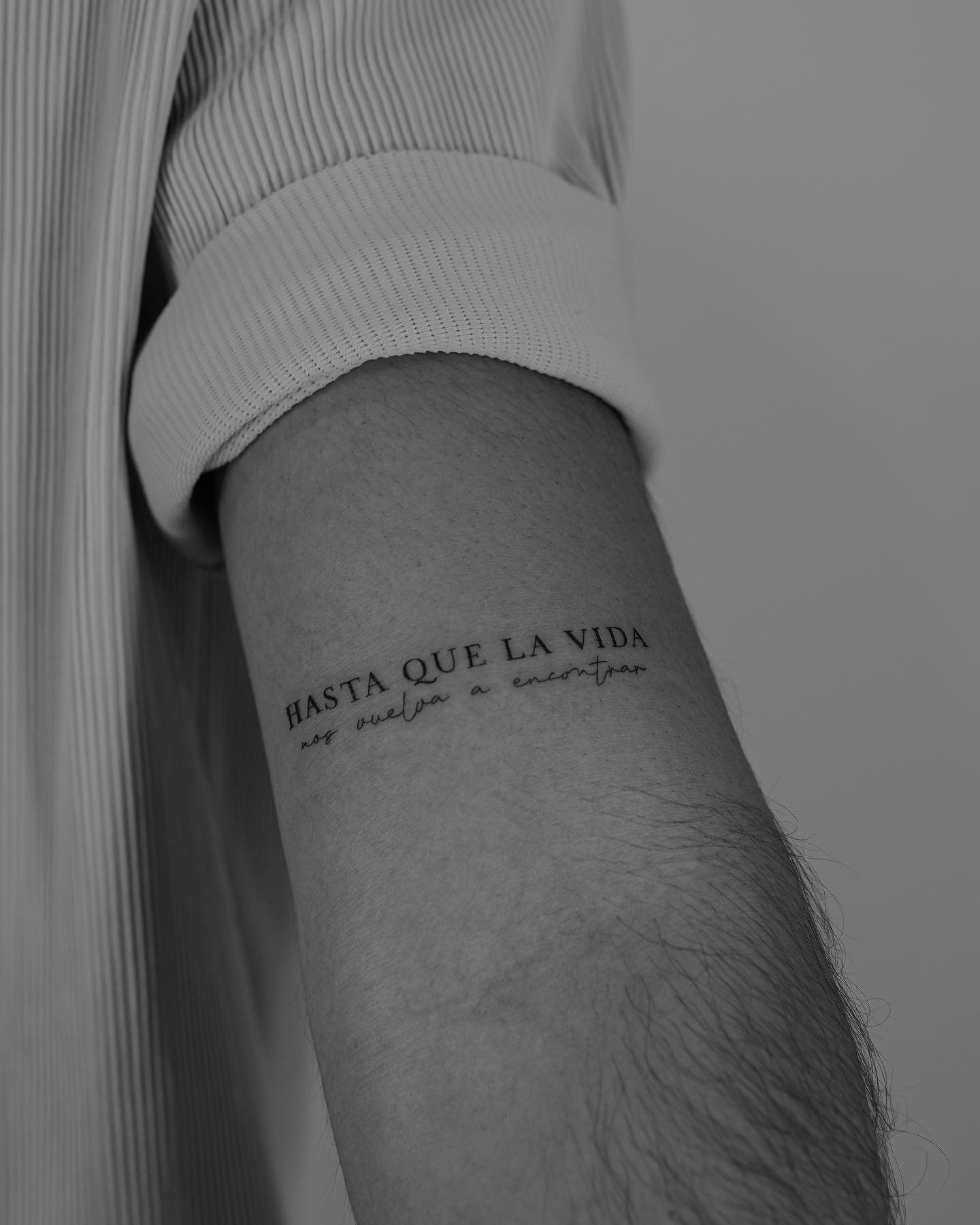 Tatuaje de frase en antebrazo, línea fina Sinkply Madrid