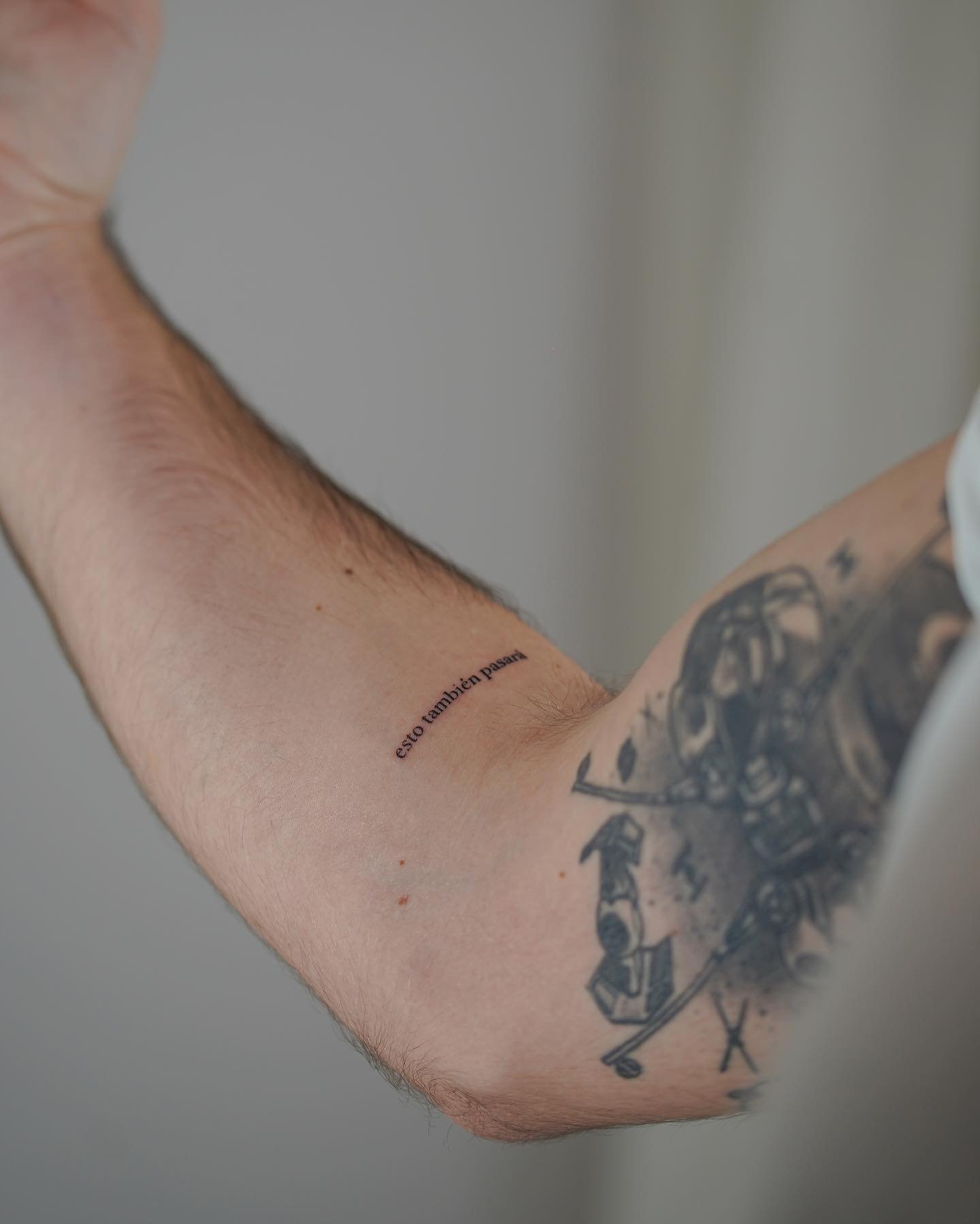 Tatuaje de frase en antebrazo, línea fina Sinkply Madrid