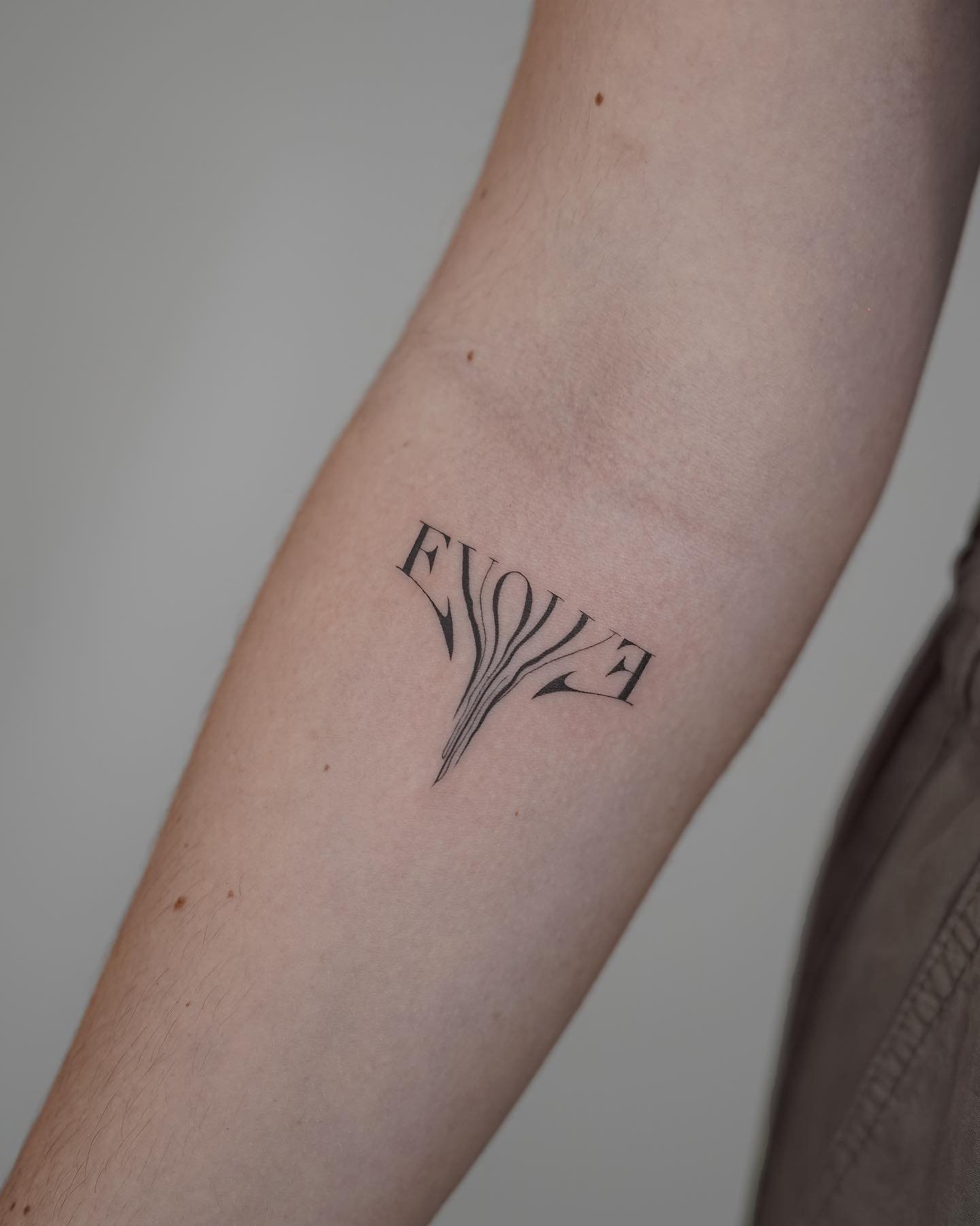 Tatuaje de frase en antebrazo, línea fina Sinkply Madrid