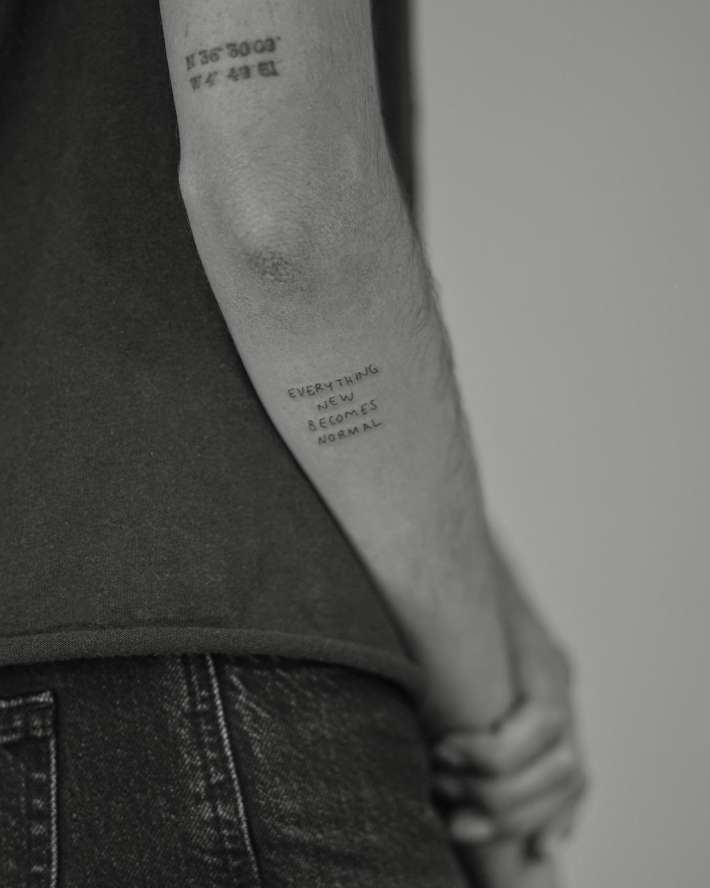 Tatuaje de frase en antebrazo, línea fina Sinkply Madrid