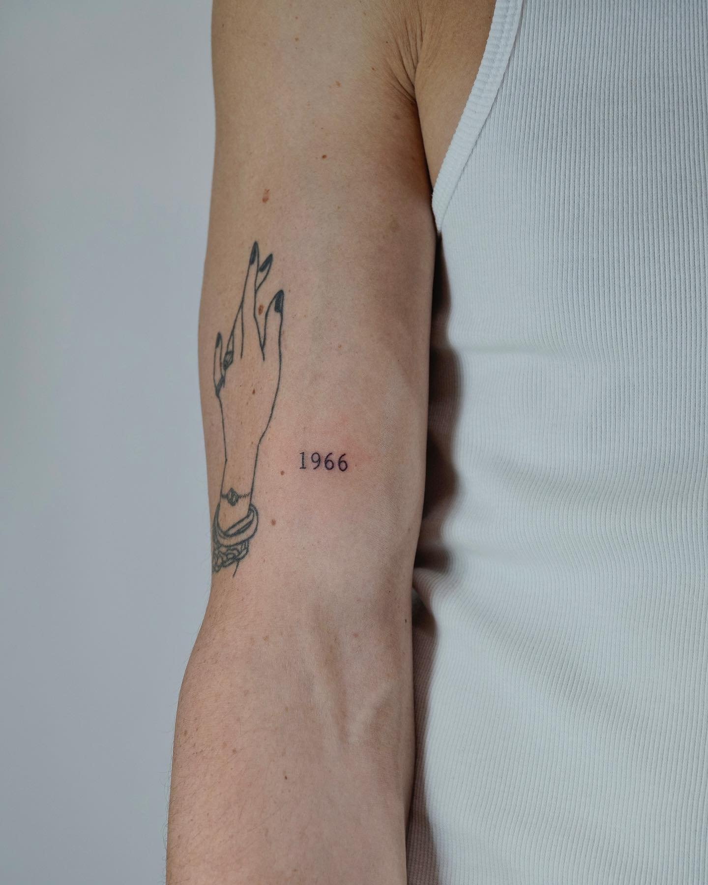 Tatuaje de frase en antebrazo, línea fina Sinkply Madrid