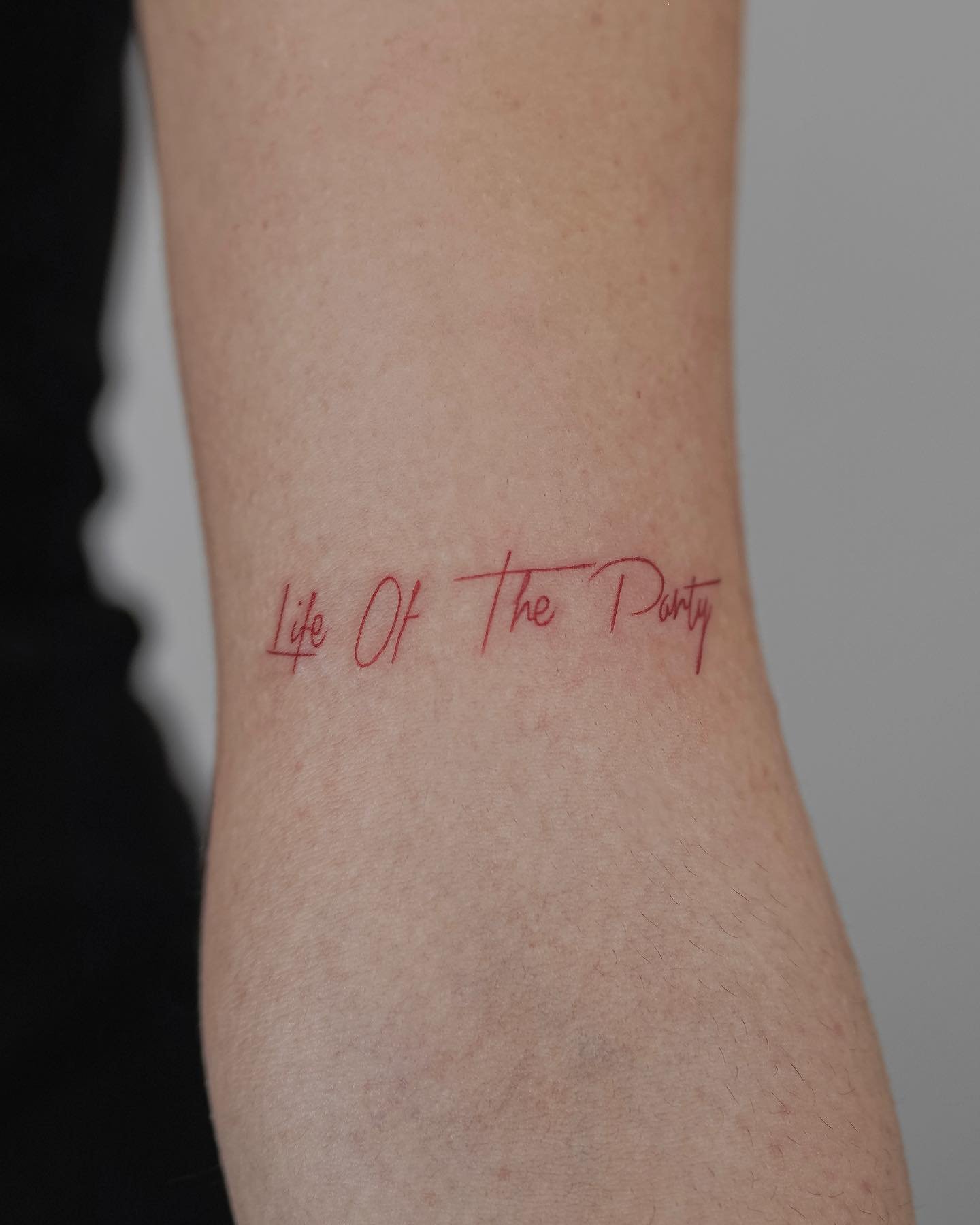 Tatuaje de frase en antebrazo, línea fina Sinkply Madrid