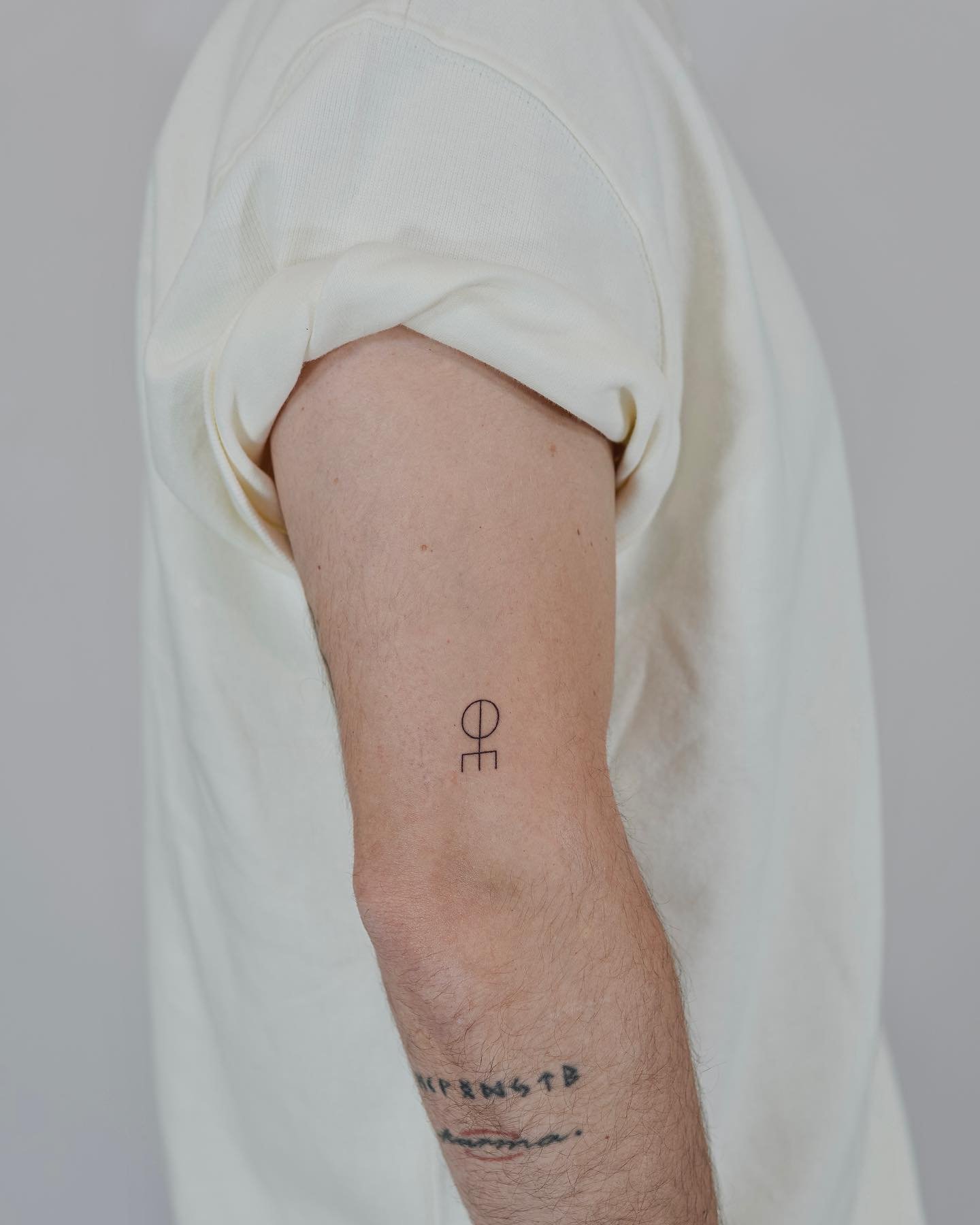 Tatuaje de frase en antebrazo, línea fina Sinkply Madrid