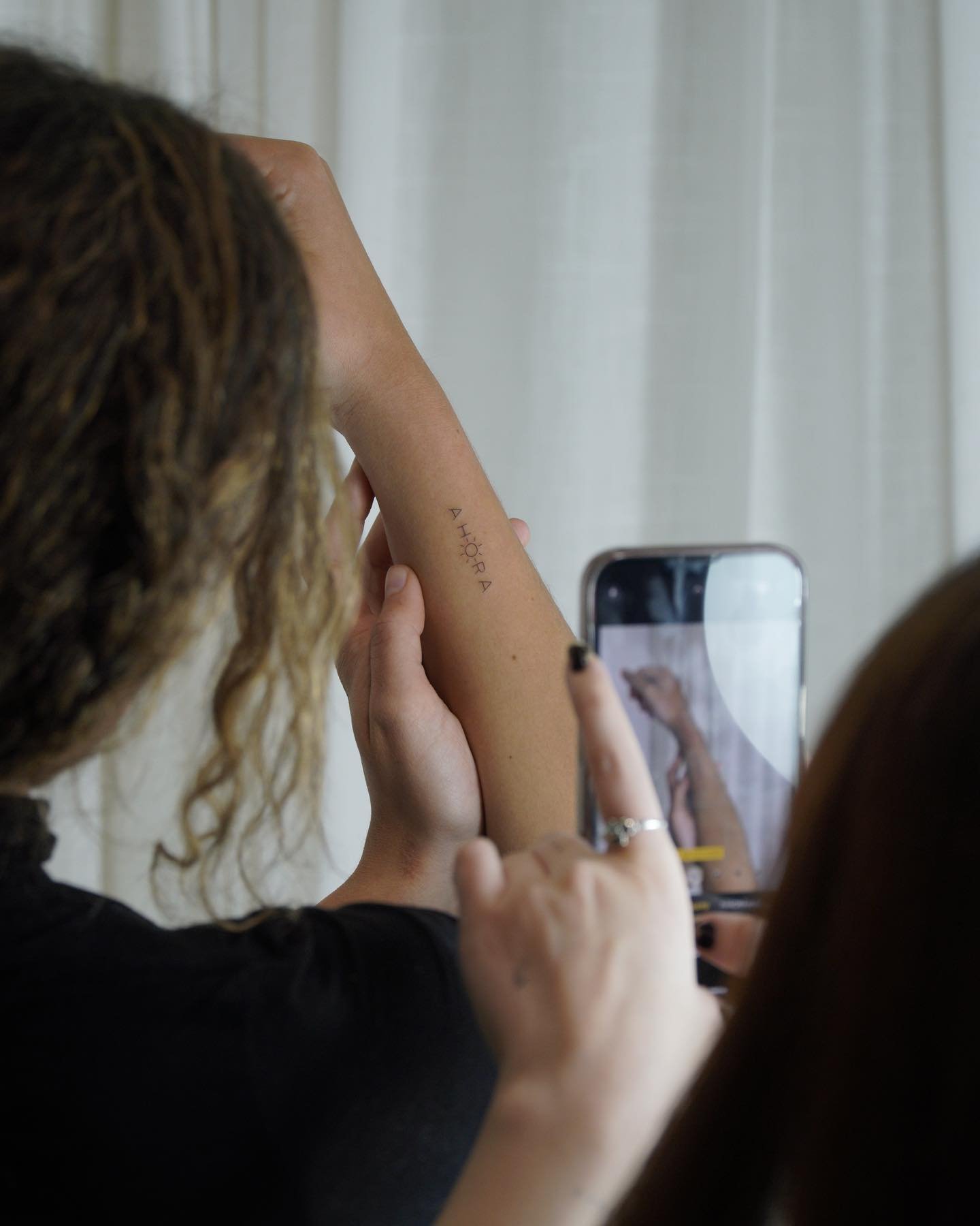 Tatuaje de frase en antebrazo, línea fina Sinkply Madrid