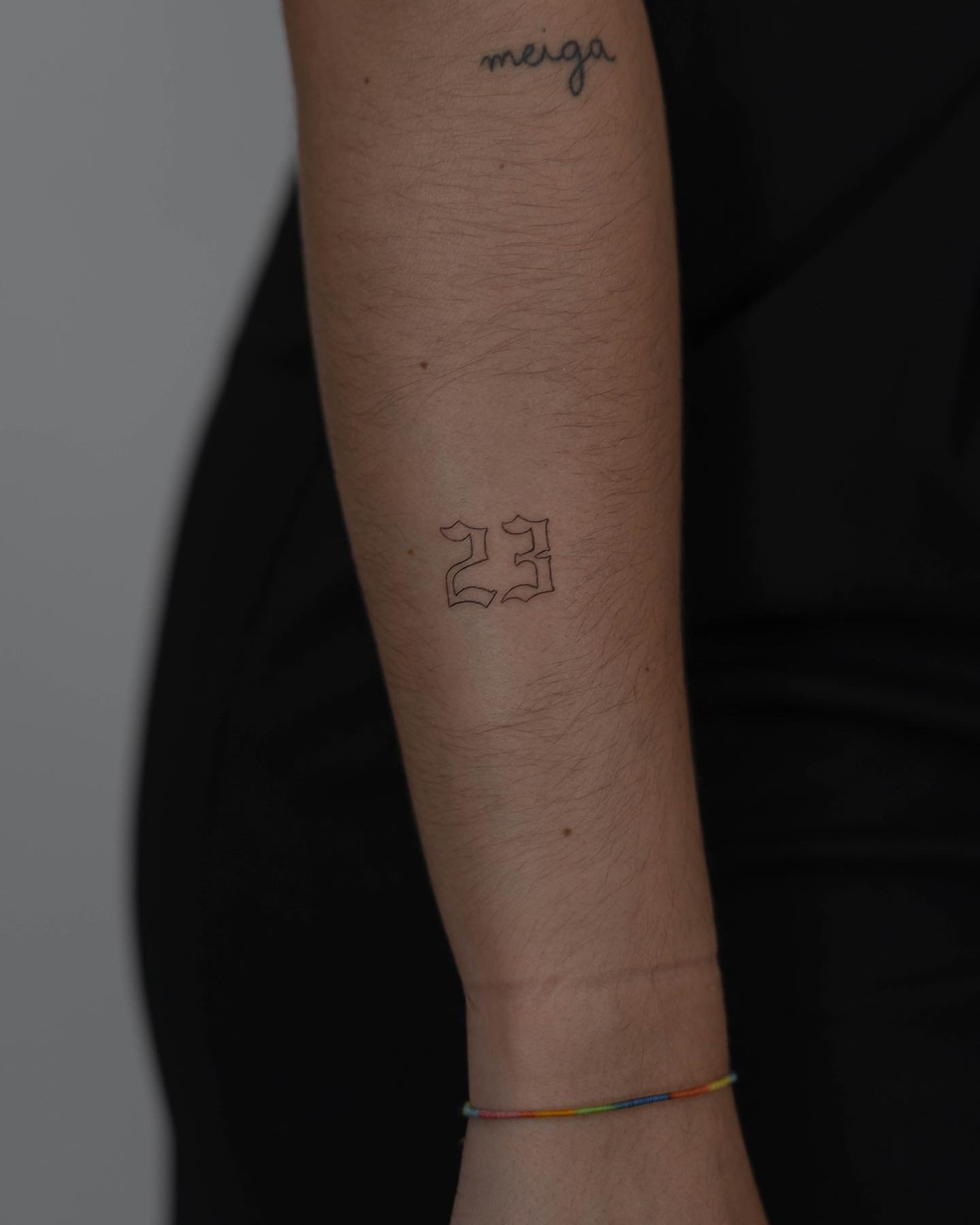 Tatuaje de frase en antebrazo, línea fina Sinkply Madrid