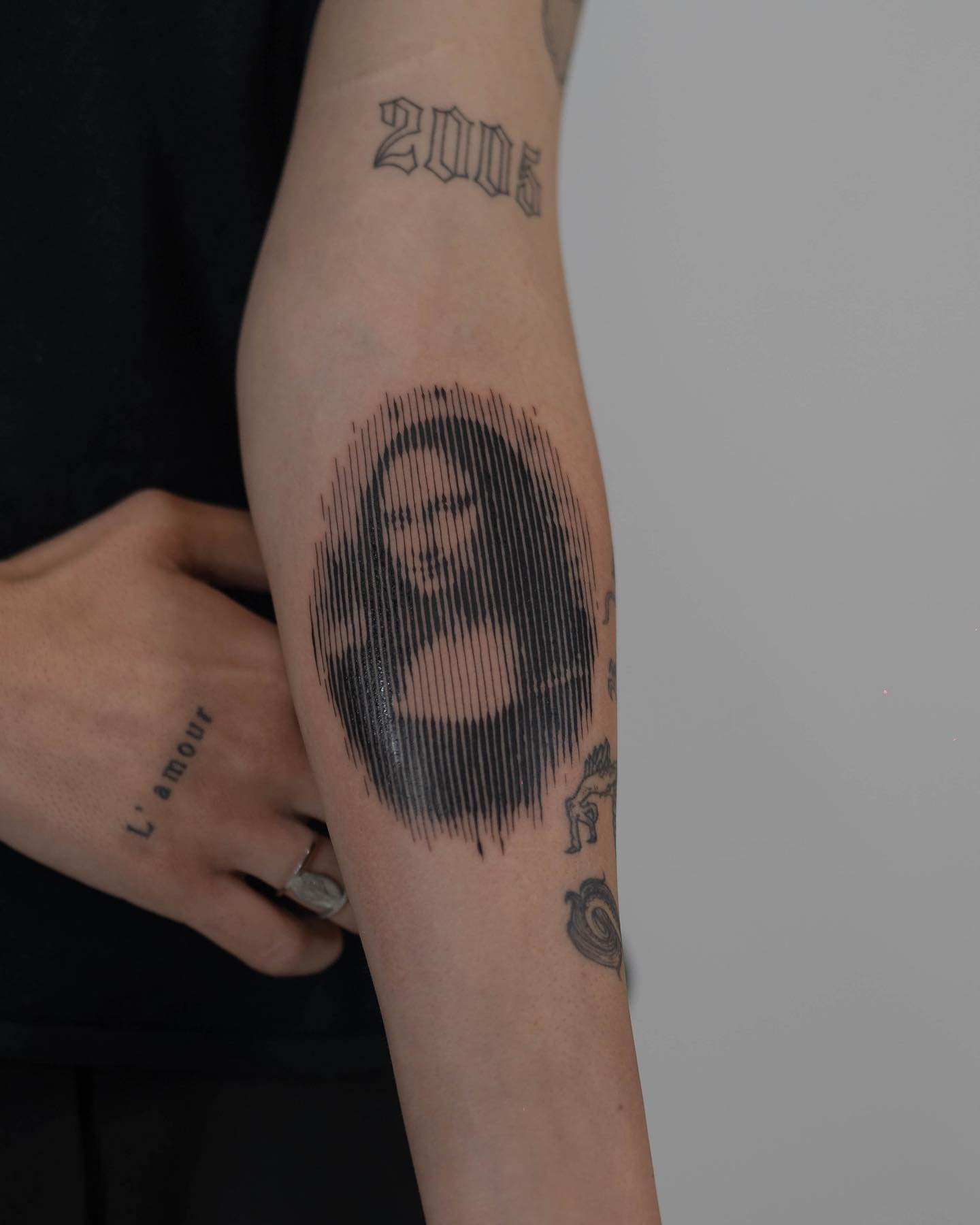 Tatuaje de frase en antebrazo, línea fina Sinkply Madrid