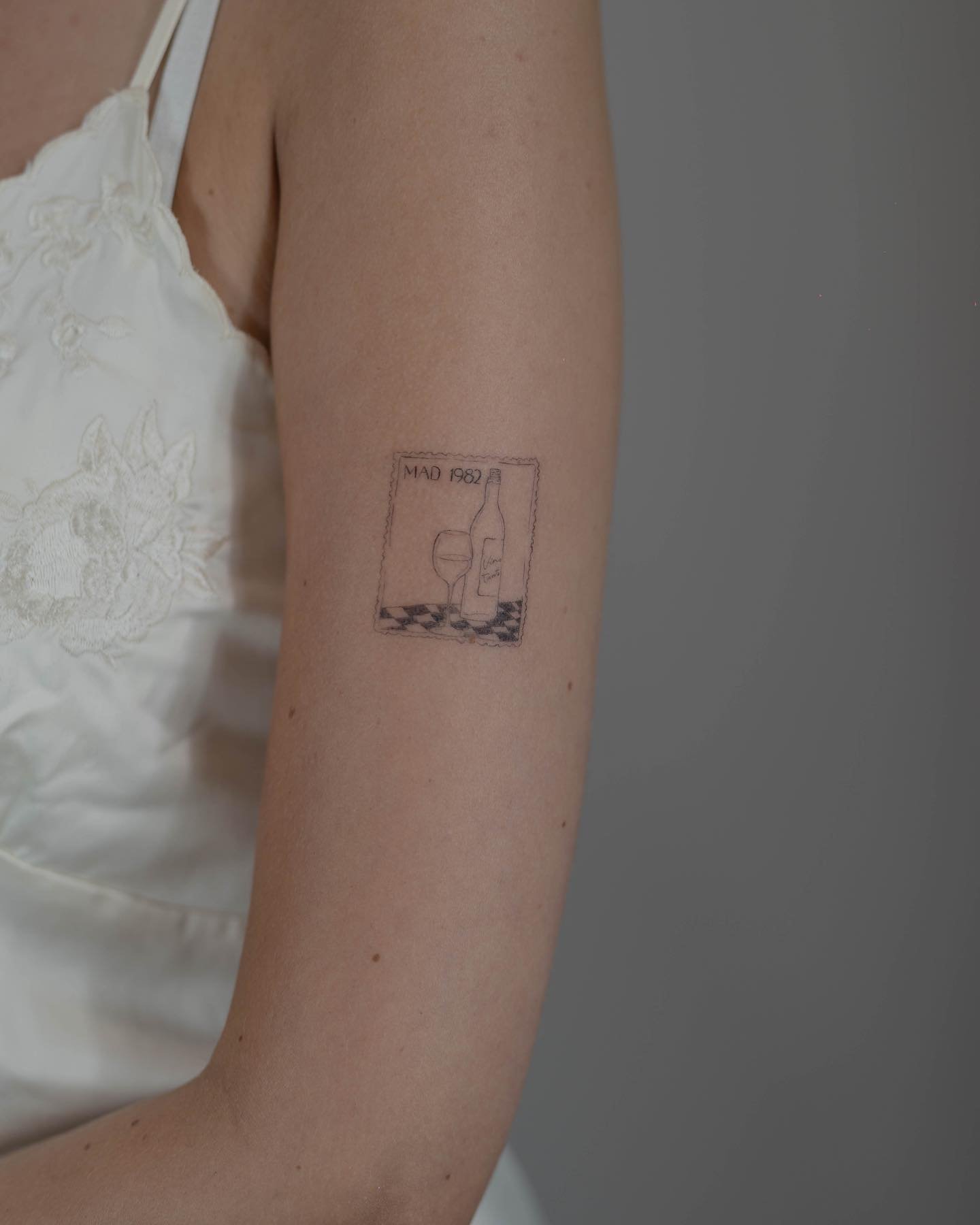 Tatuaje de frase en antebrazo, línea fina Sinkply Madrid