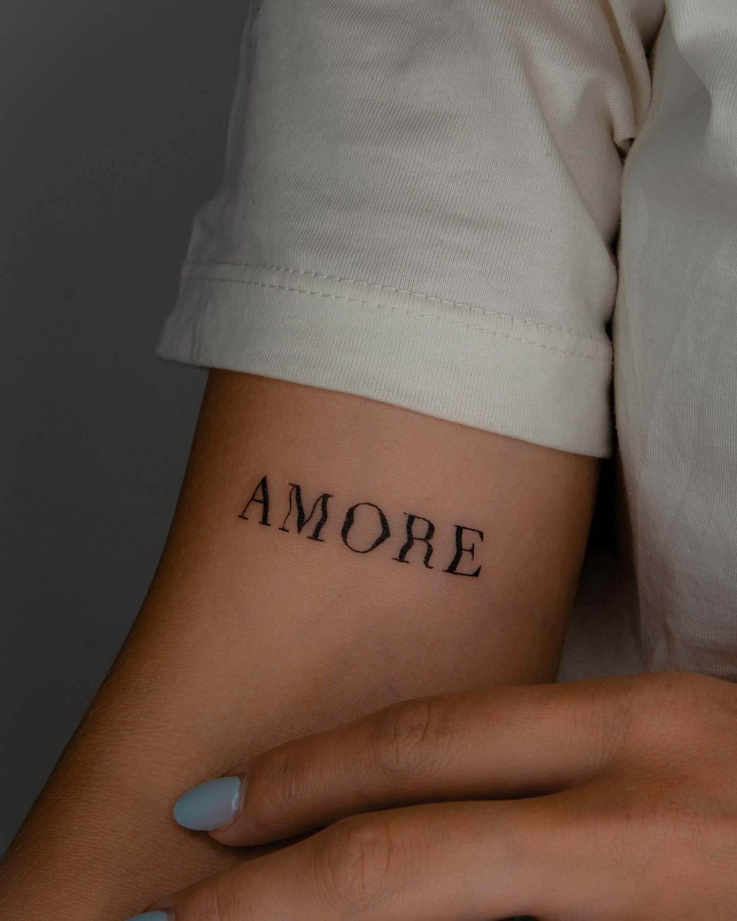 Tatuaje de frase en antebrazo, línea fina Sinkply Madrid