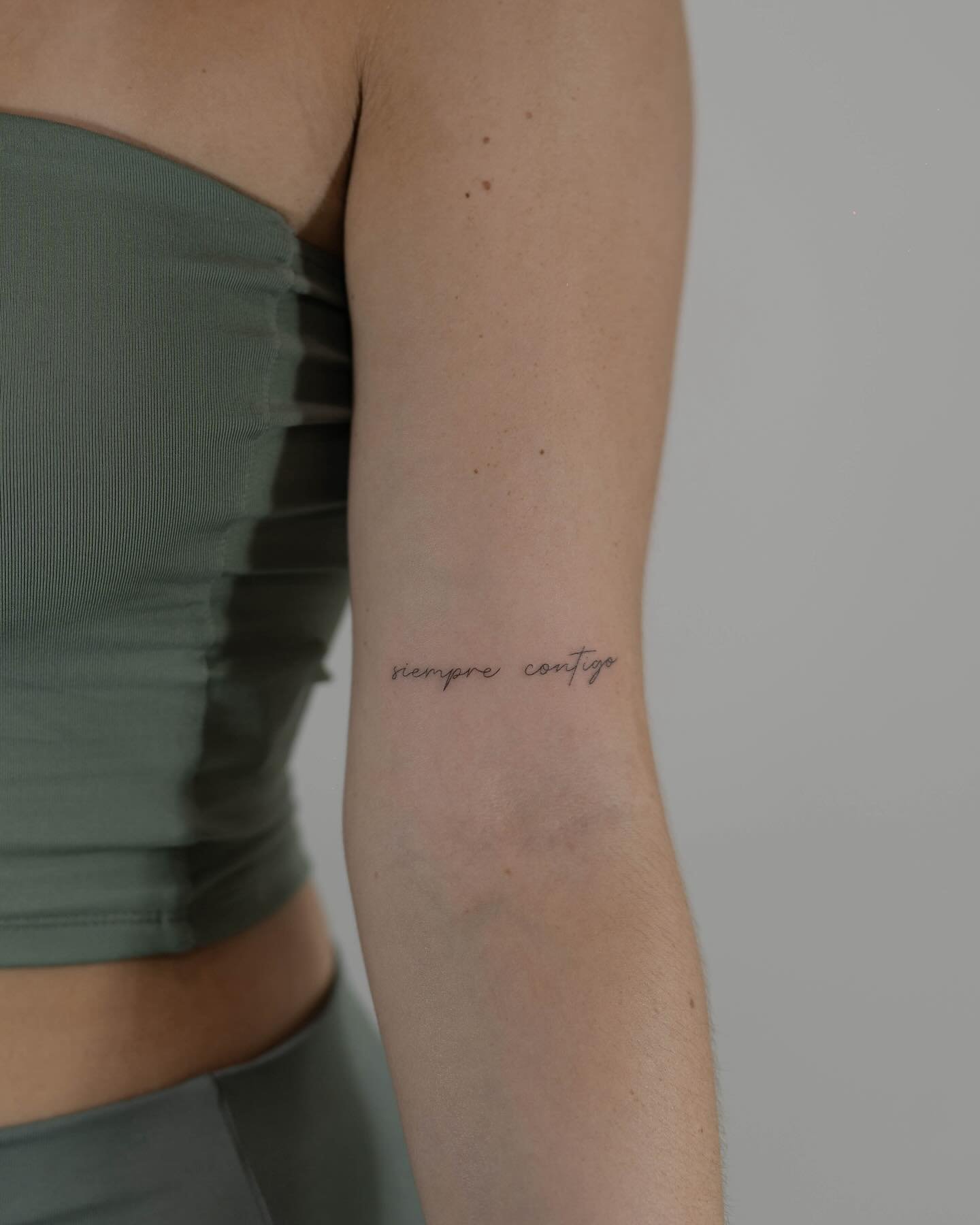 Tatuaje de frase en antebrazo, línea fina Sinkply Madrid