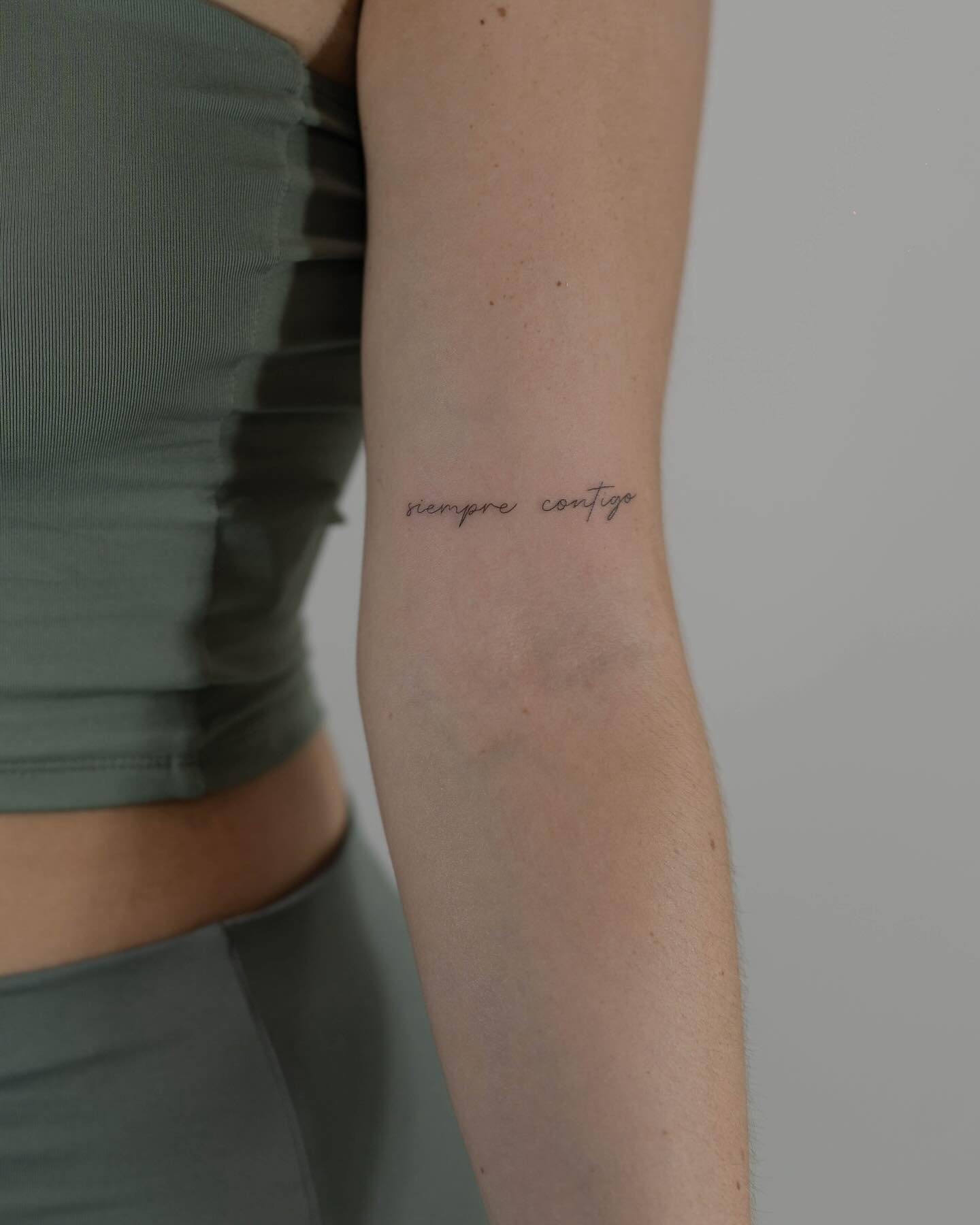 Tatuaje de frase en antebrazo, línea fina Sinkply Madrid