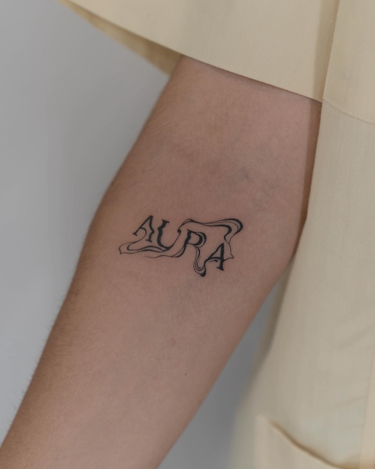 Tatuaje de frase en antebrazo, línea fina Sinkply Madrid
