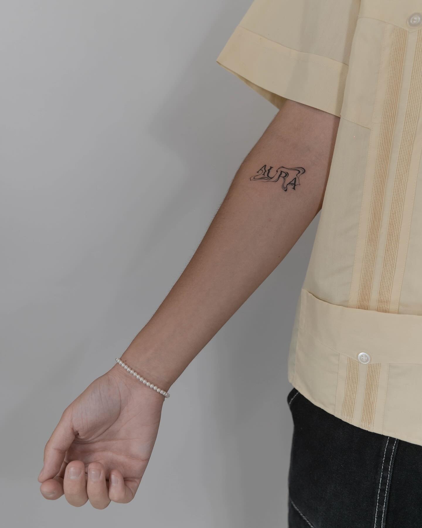 Tatuaje de frase en antebrazo, línea fina Sinkply Madrid