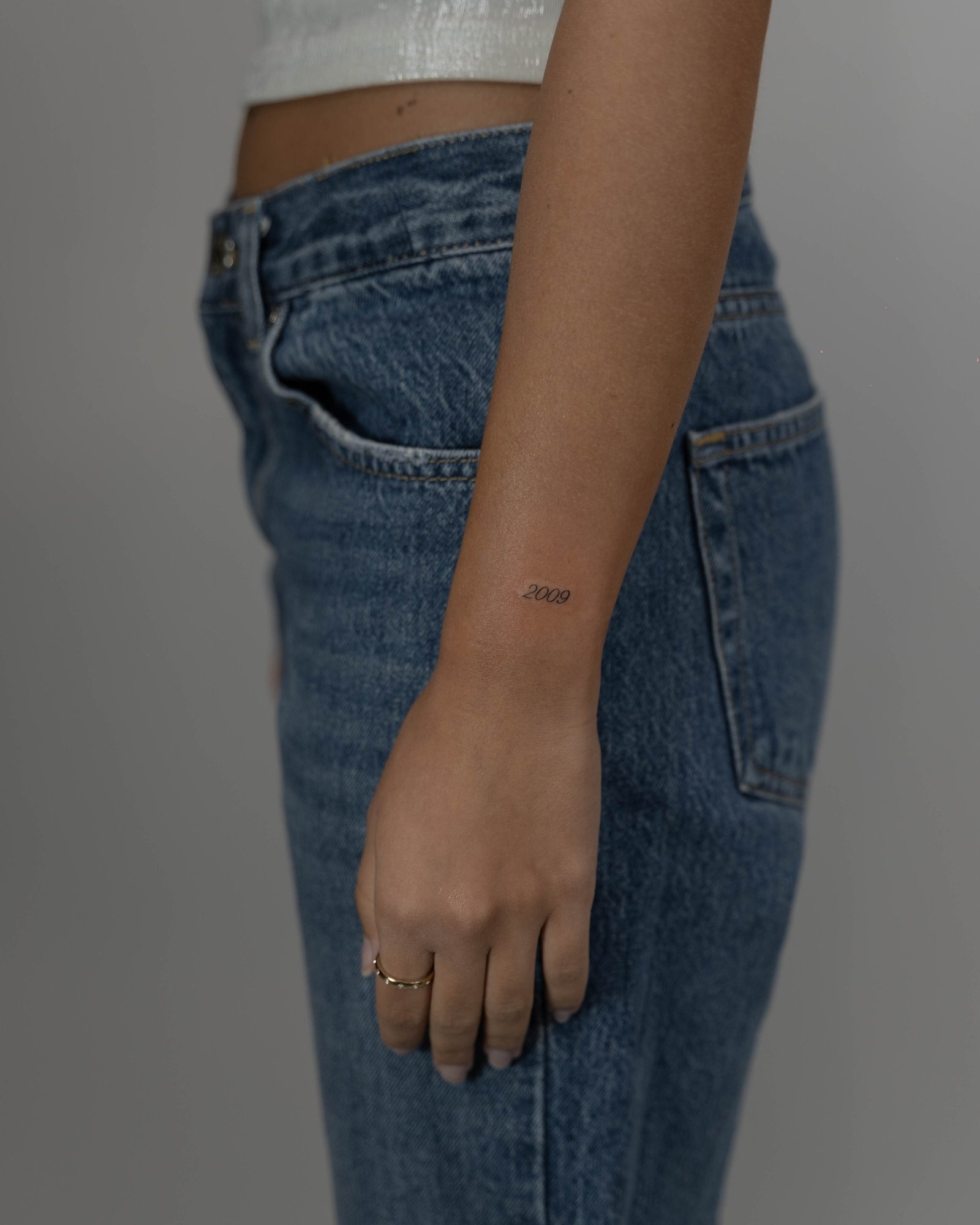 Tatuaje de frase en antebrazo, línea fina Sinkply Madrid