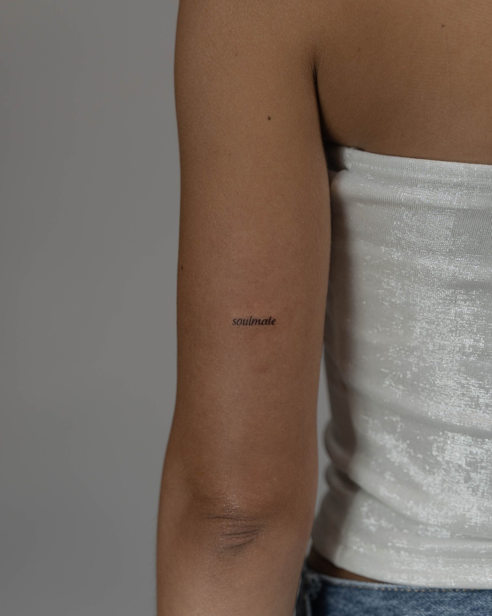 Tatuaje de frase en antebrazo, línea fina Sinkply Madrid