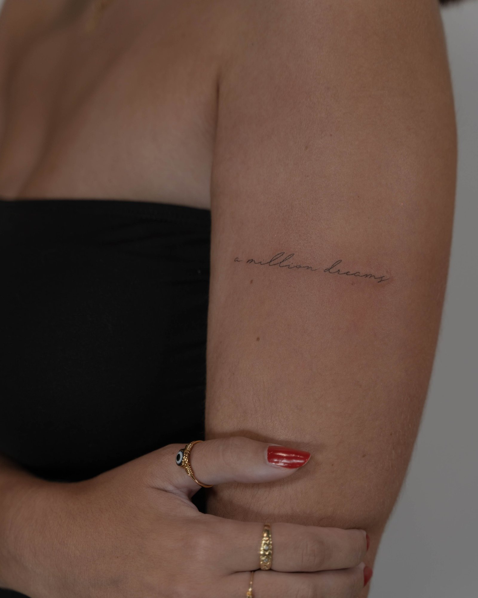 Tatuaje de frase en antebrazo, línea fina Sinkply Madrid