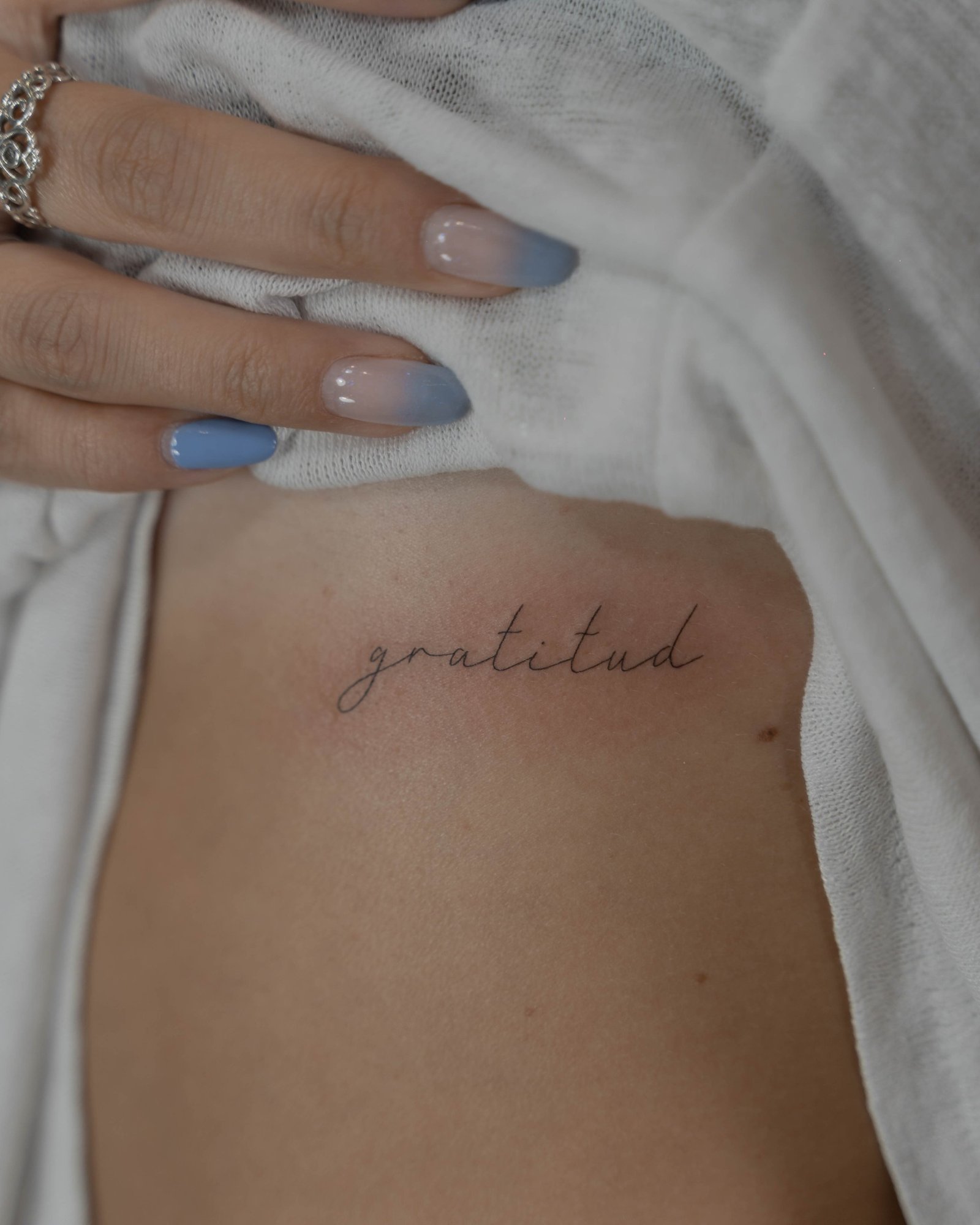 Tatuaje de frase en antebrazo, línea fina Sinkply Madrid