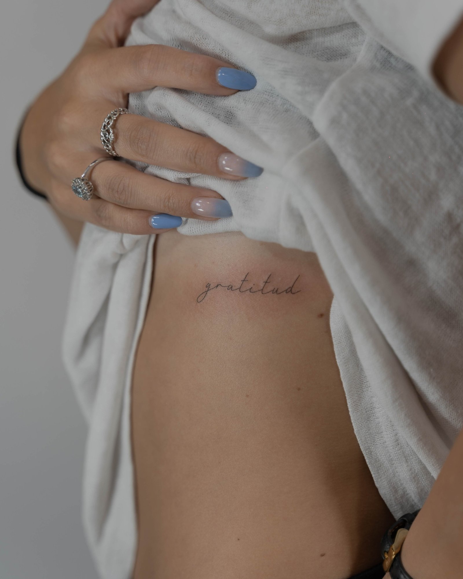 Tatuaje de frase en antebrazo, línea fina Sinkply Madrid