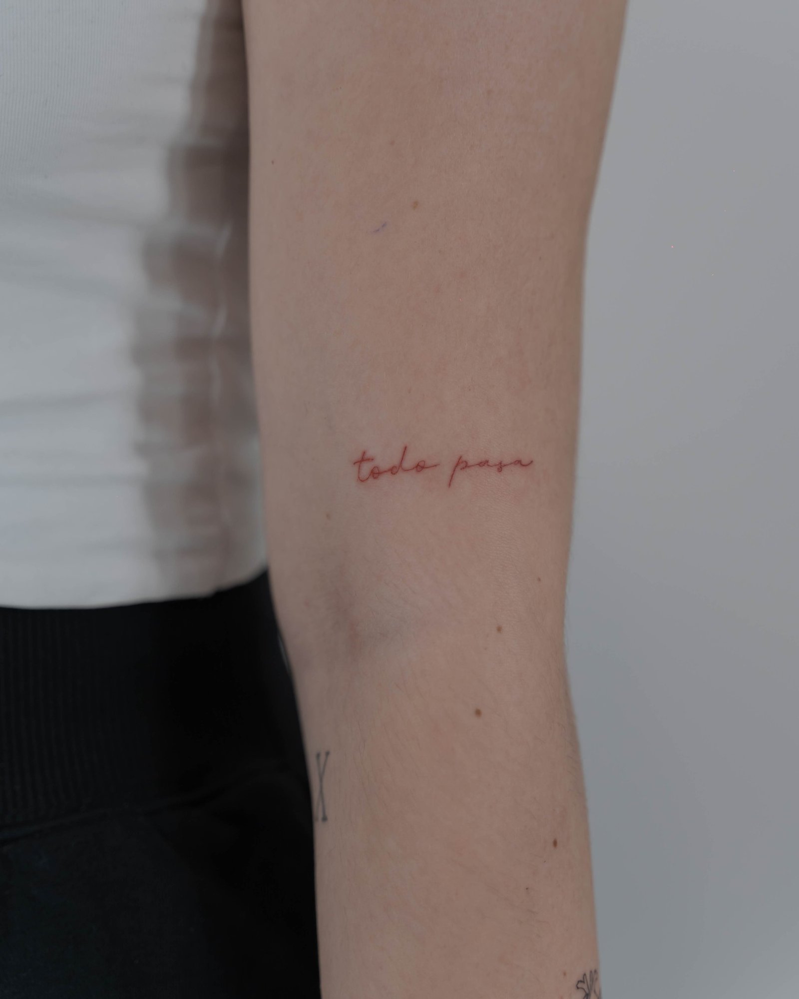 Tatuaje de frase en antebrazo, línea fina Sinkply Madrid