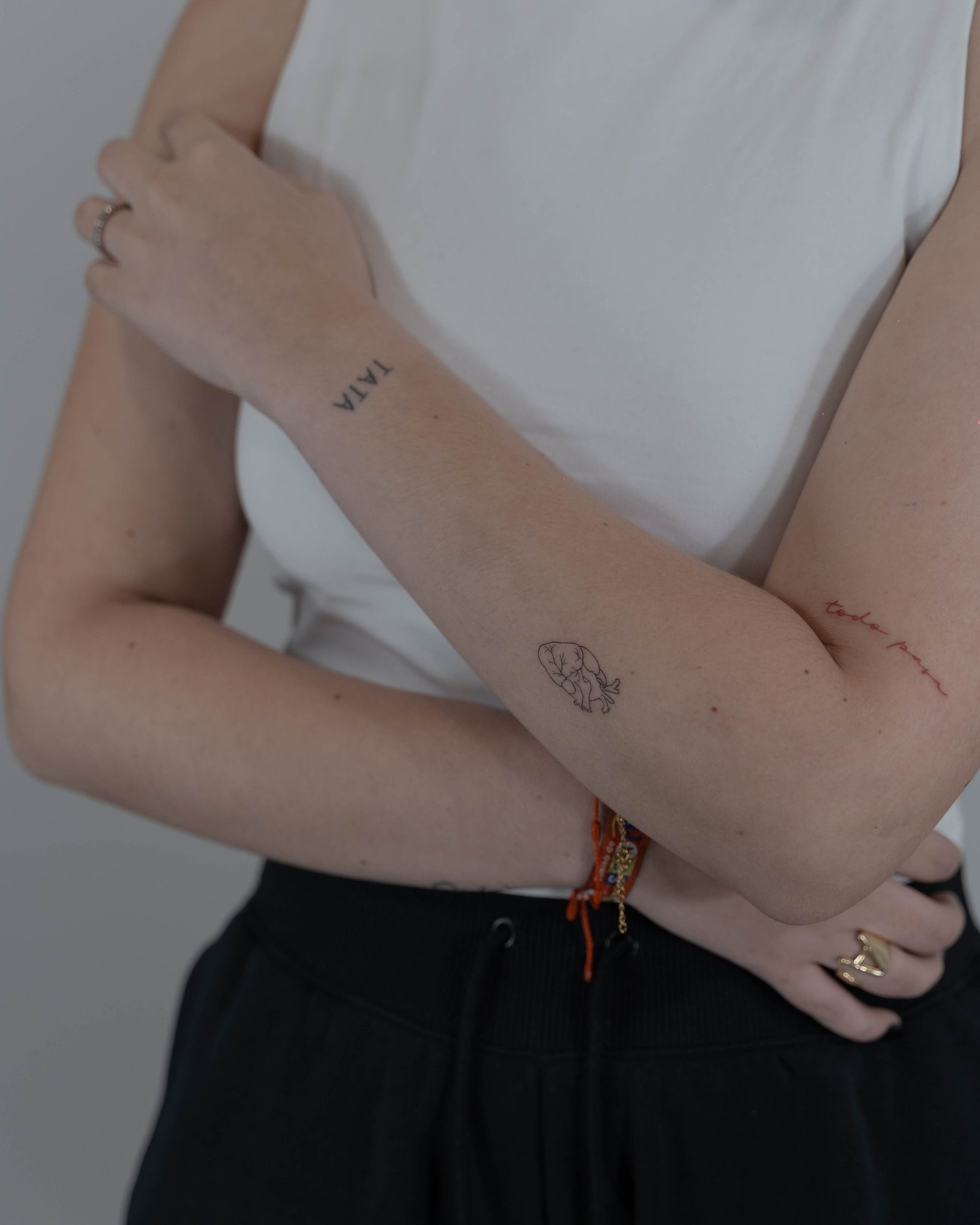 Tatuaje de frase en antebrazo, línea fina Sinkply Madrid