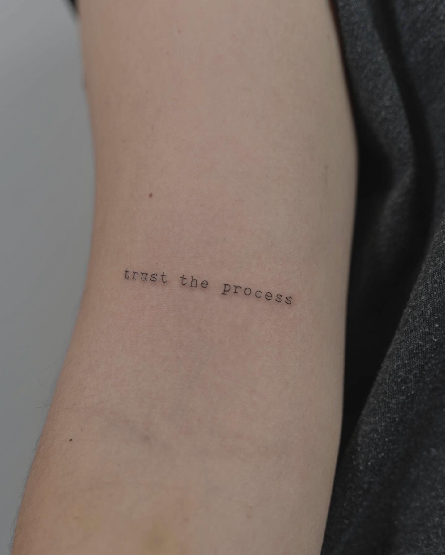 Tatuaje de frase en antebrazo, línea fina Sinkply Madrid