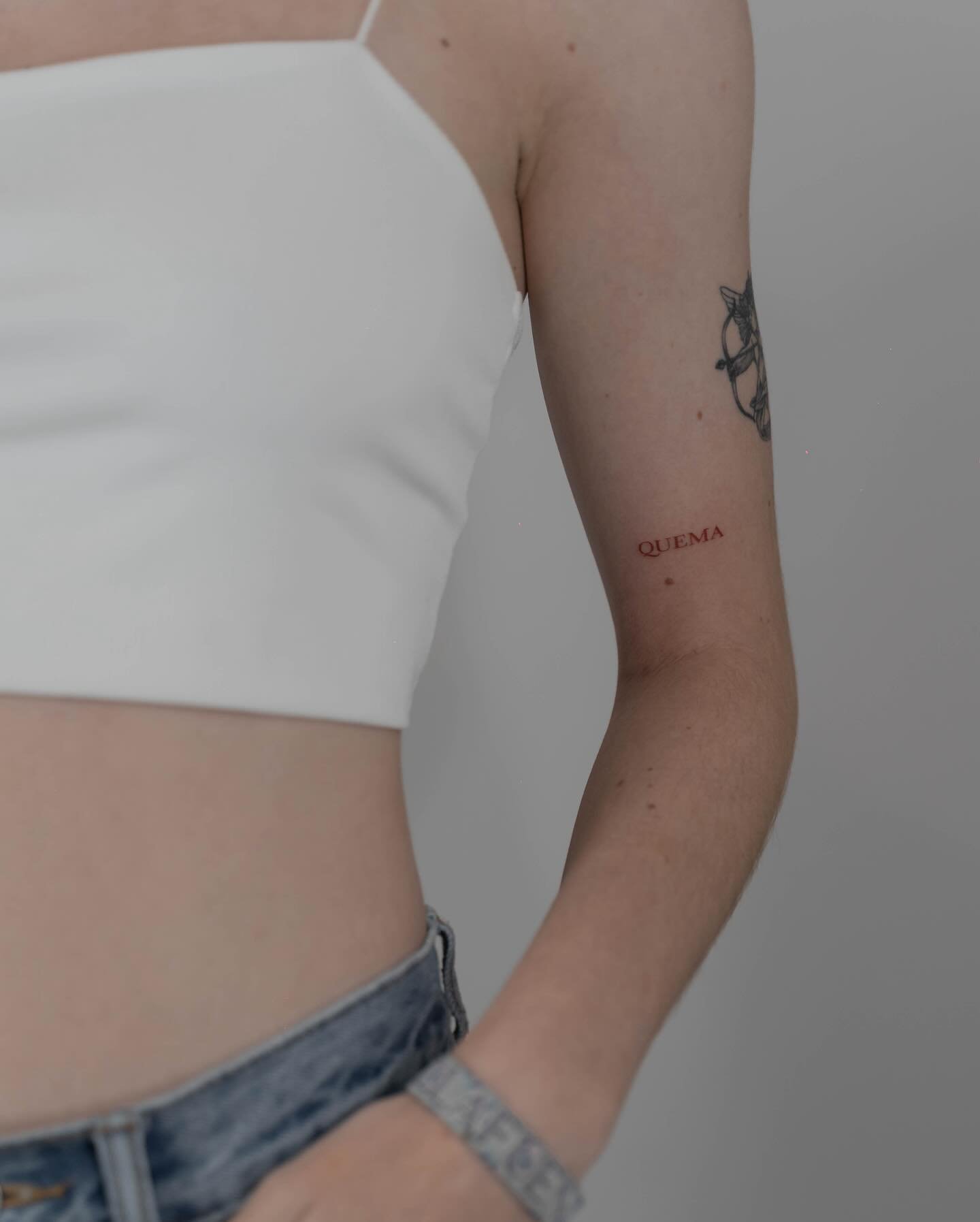 Tatuaje de frase en antebrazo, línea fina Sinkply Madrid