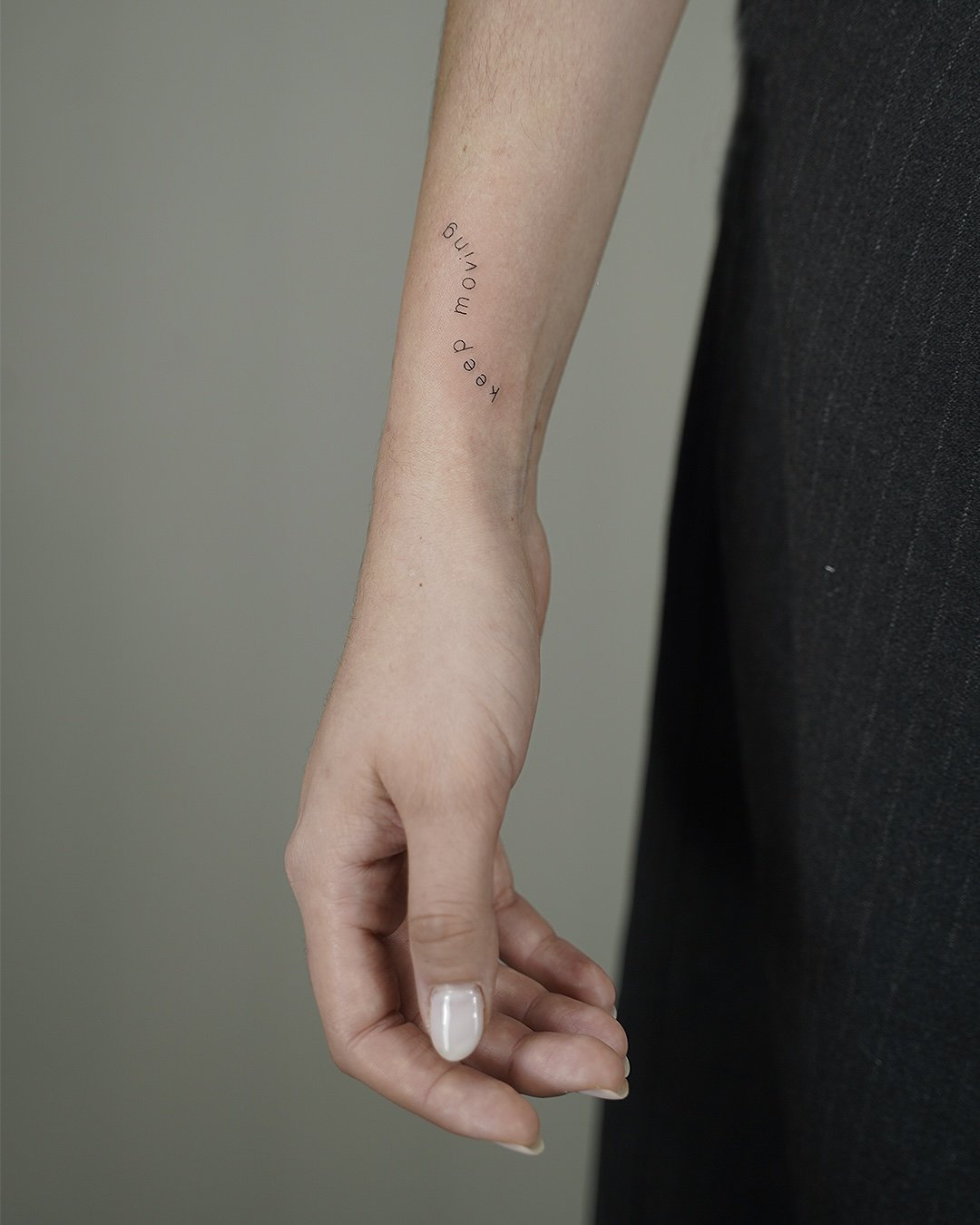 Tatuaje de frase en antebrazo, línea fina Sinkply Madrid