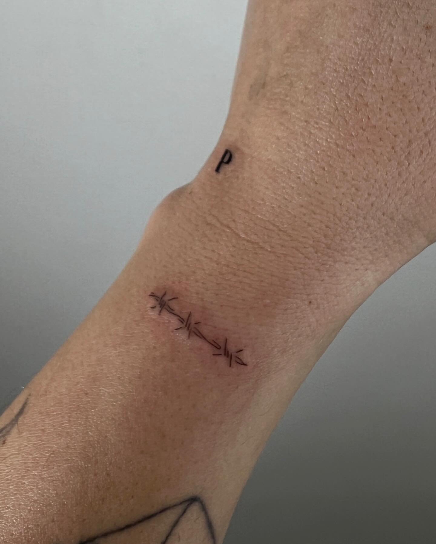 Tatuaje de frase en antebrazo, línea fina Sinkply Madrid