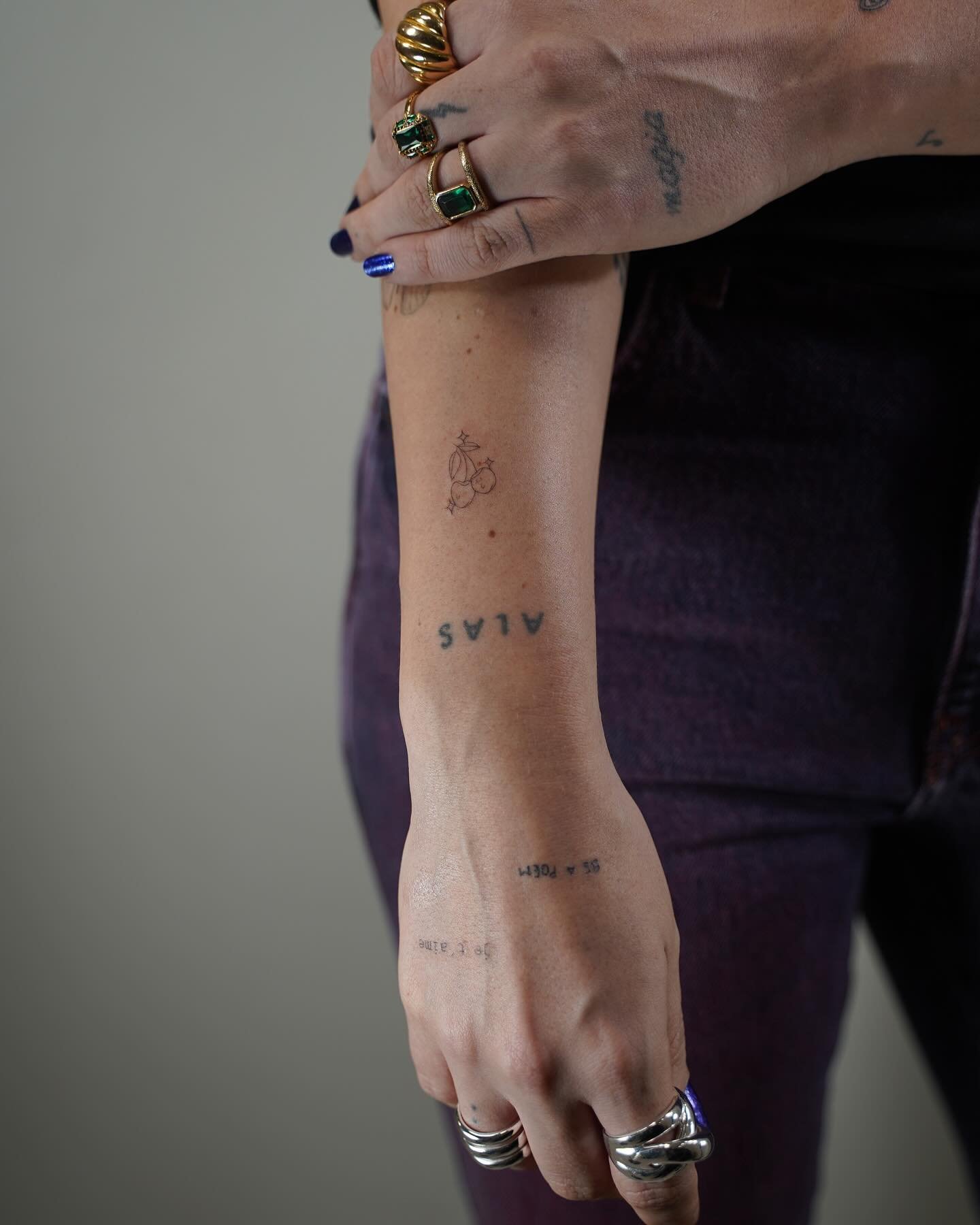 Tatuaje de frase en antebrazo, línea fina Sinkply Madrid