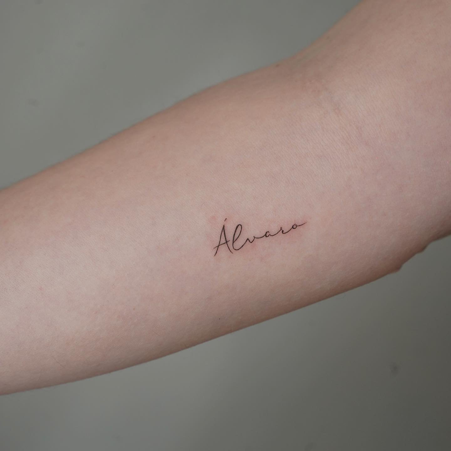 Tatuaje de frase en antebrazo, línea fina Sinkply Madrid