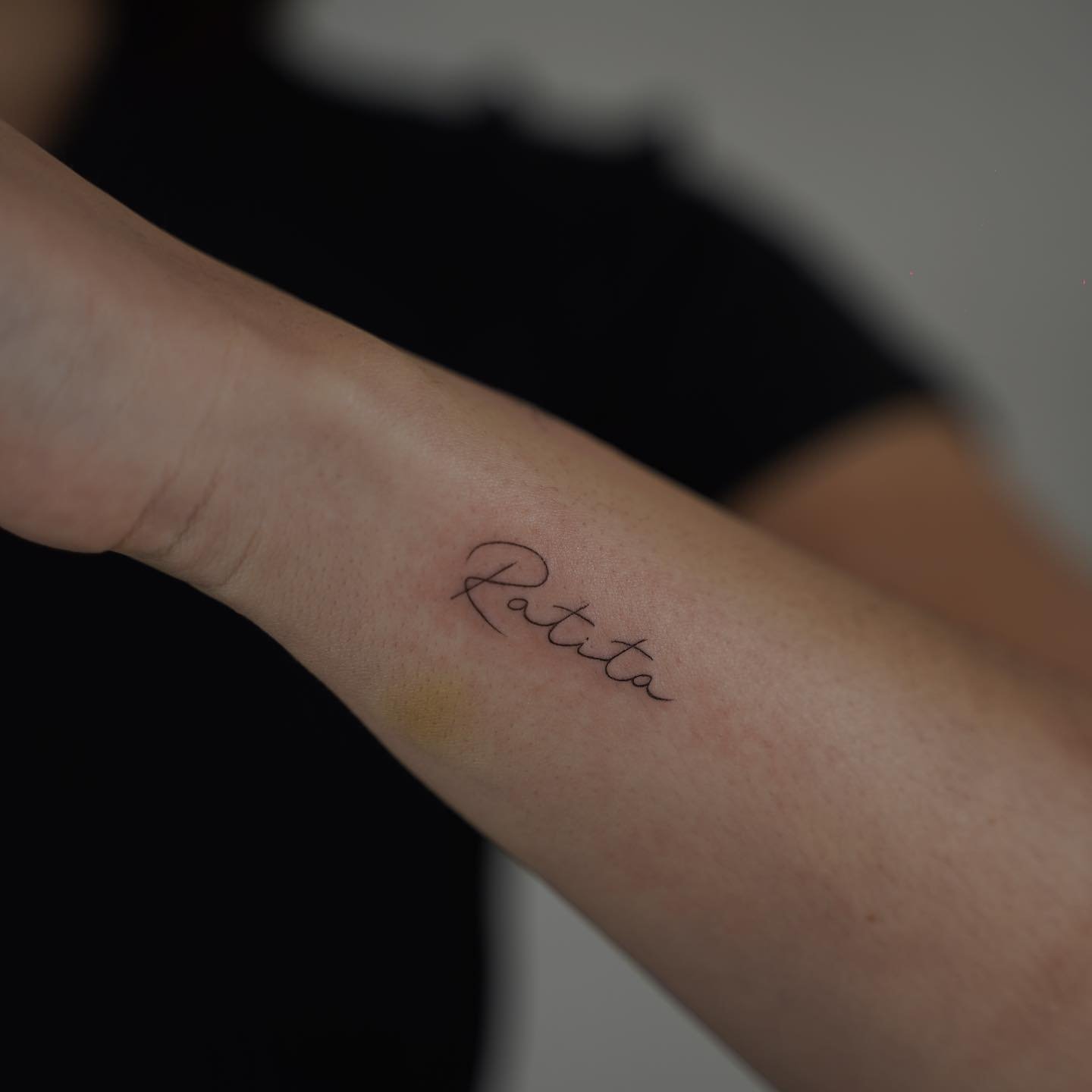 Tatuaje de frase en antebrazo, línea fina Sinkply Madrid