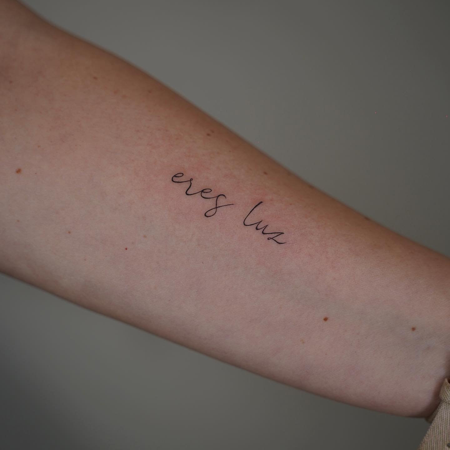 Tatuaje de frase en antebrazo, línea fina Sinkply Madrid